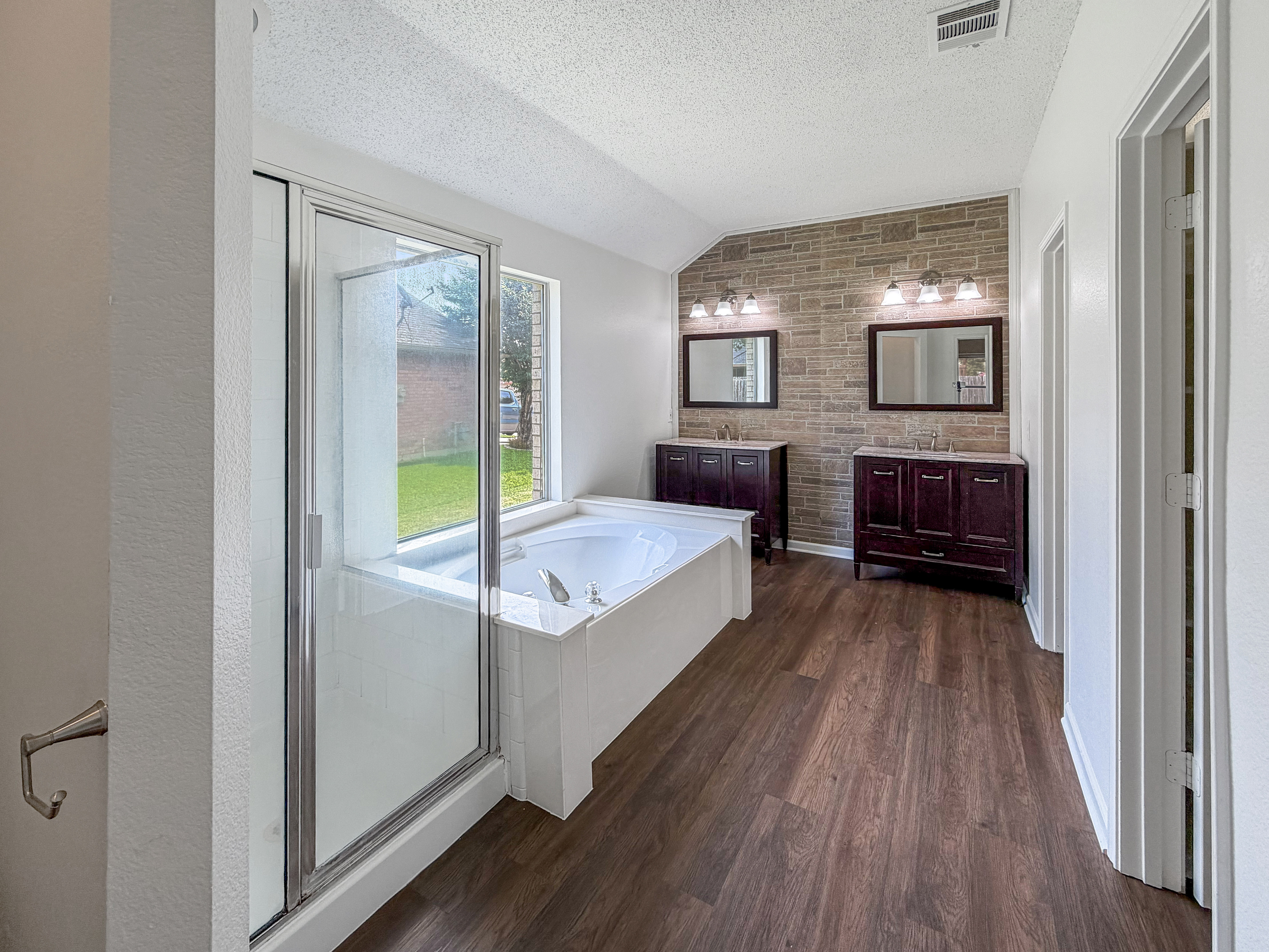 Photo 11 of 16 of 2516 Fairway View Dr, Burleson, TX