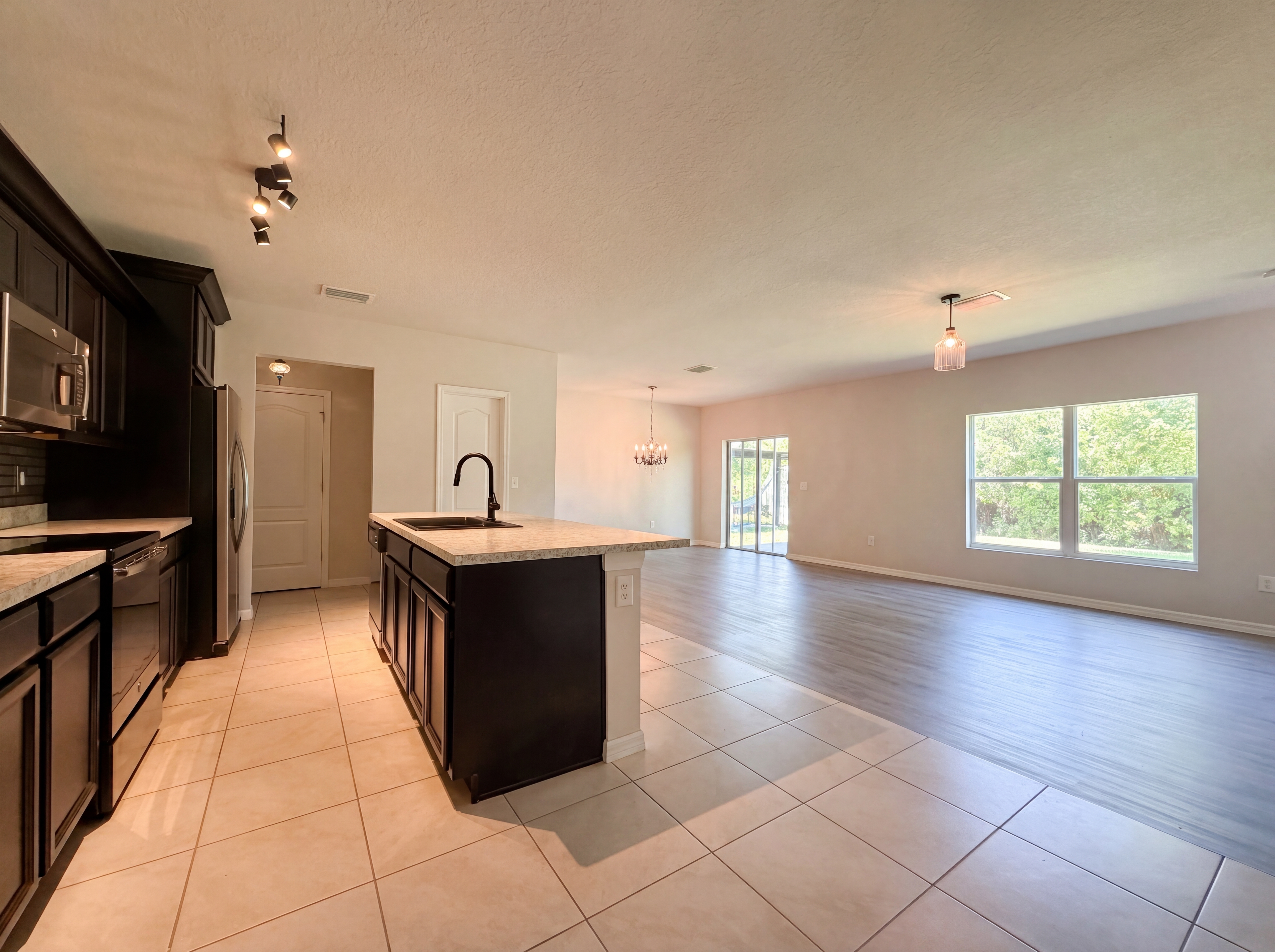 Photo 8 of 32 of 14405 Scottburgh Glen Dr, Wimauma, FL