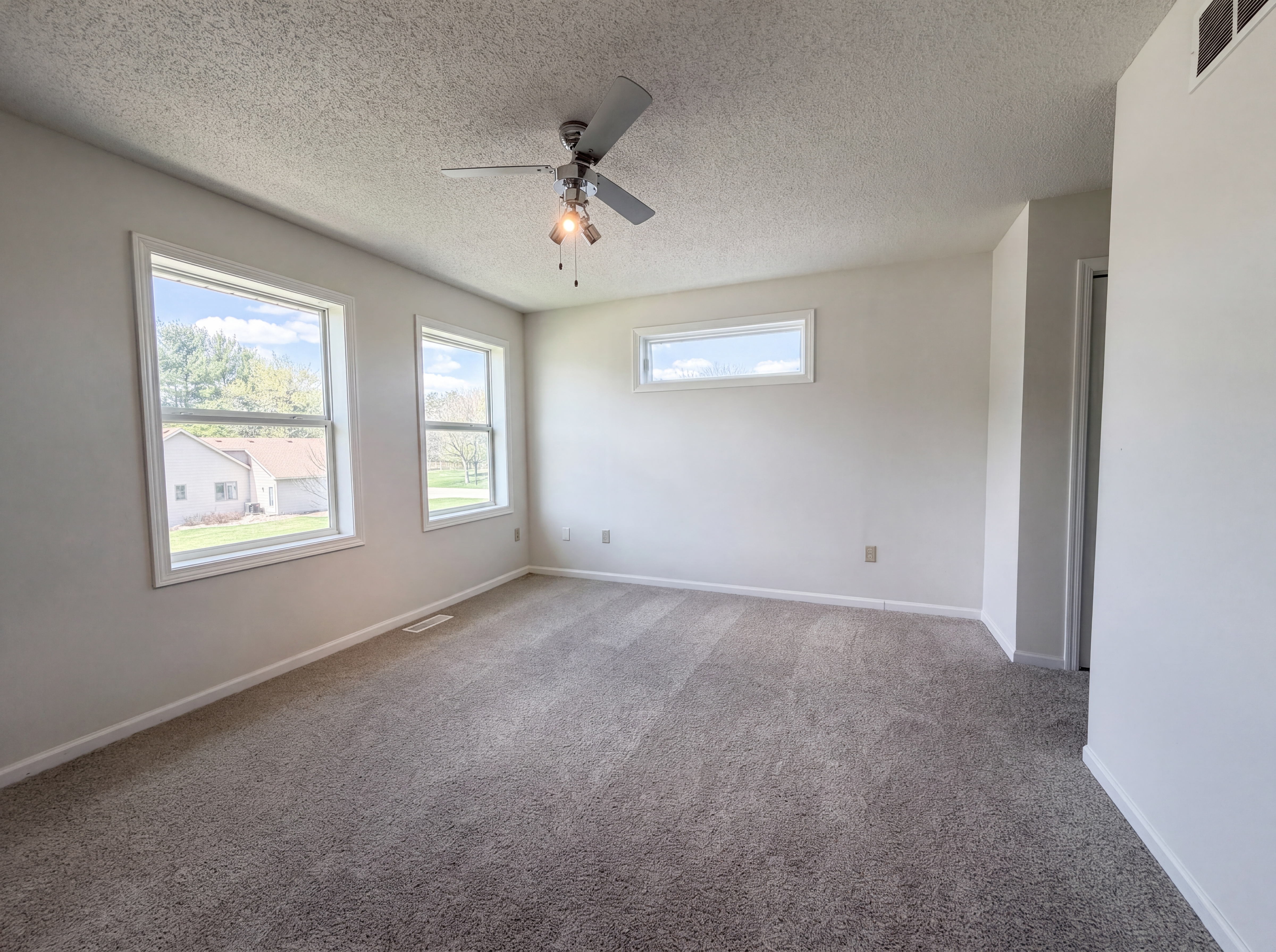 Photo 4 of 25 of 9429 Harkness Ave S, Cottage Grove, MN