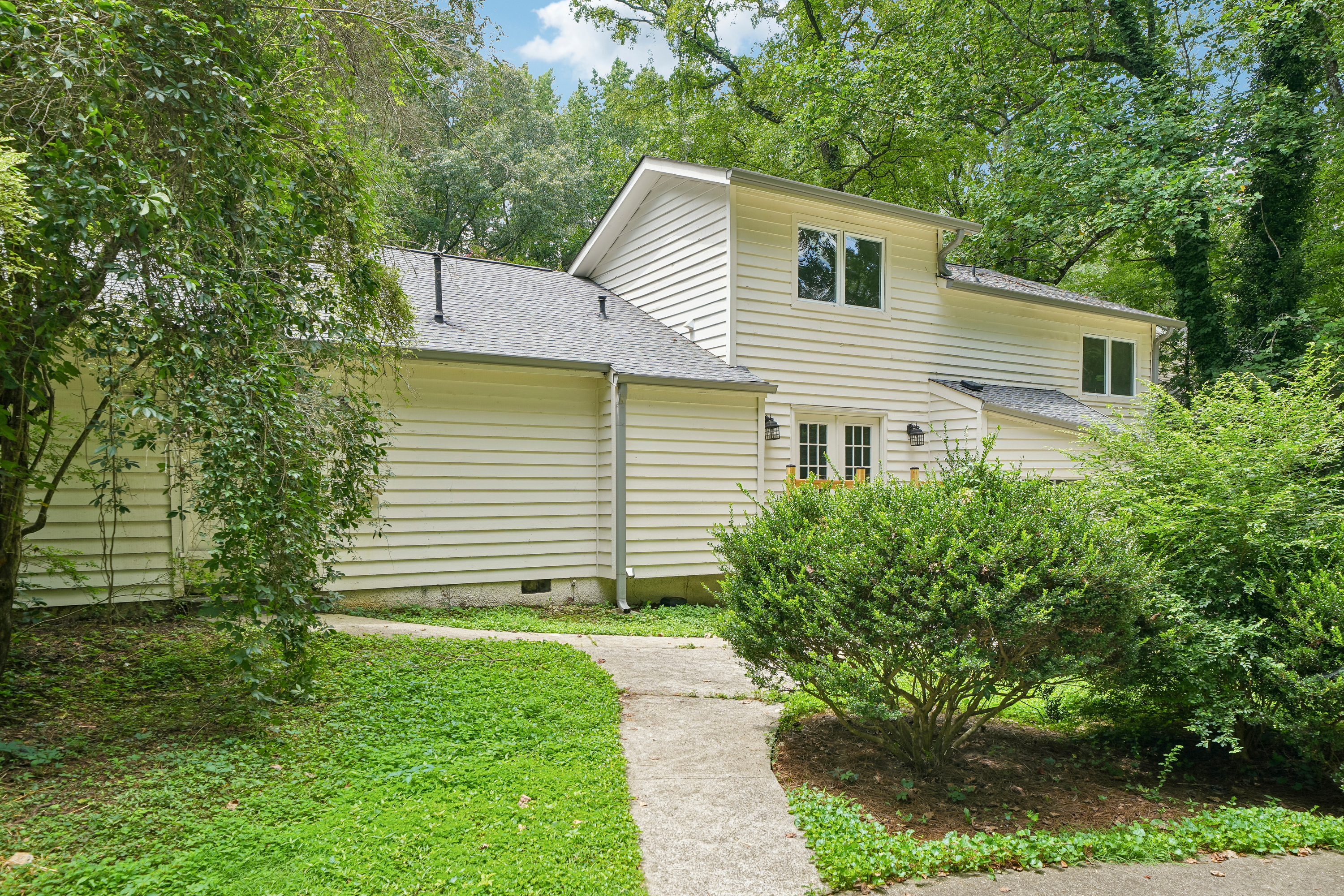 Photo 9 of 47 of 630 Benson Hurst Dr SW, Mableton, GA