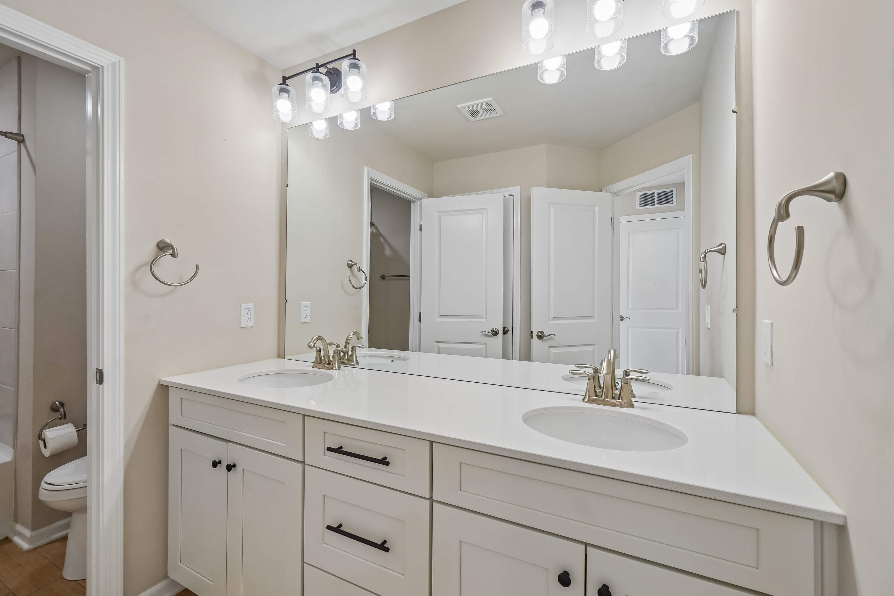 Photo 18 of 61 of 20942 Torbay Dr, Northville, MI