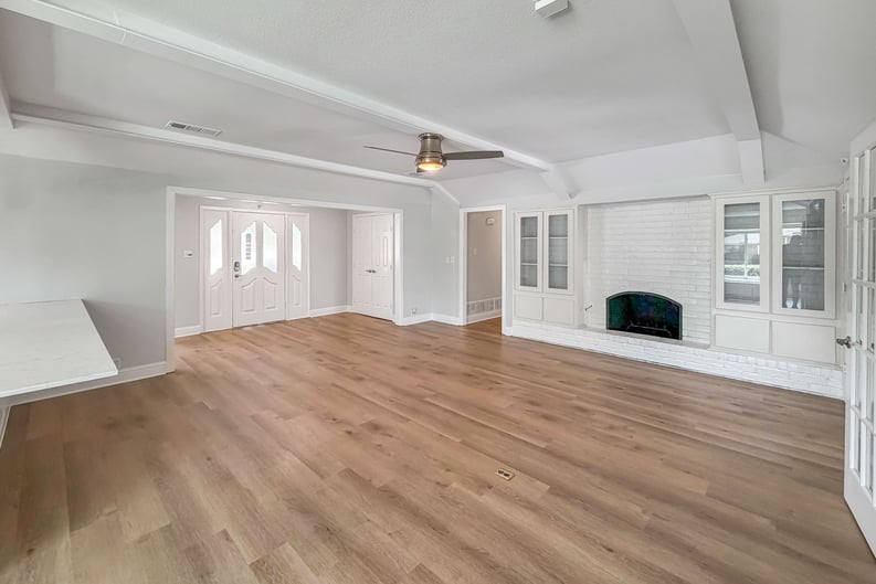 Property photo 3 of 100 W Pleasantview Dr
