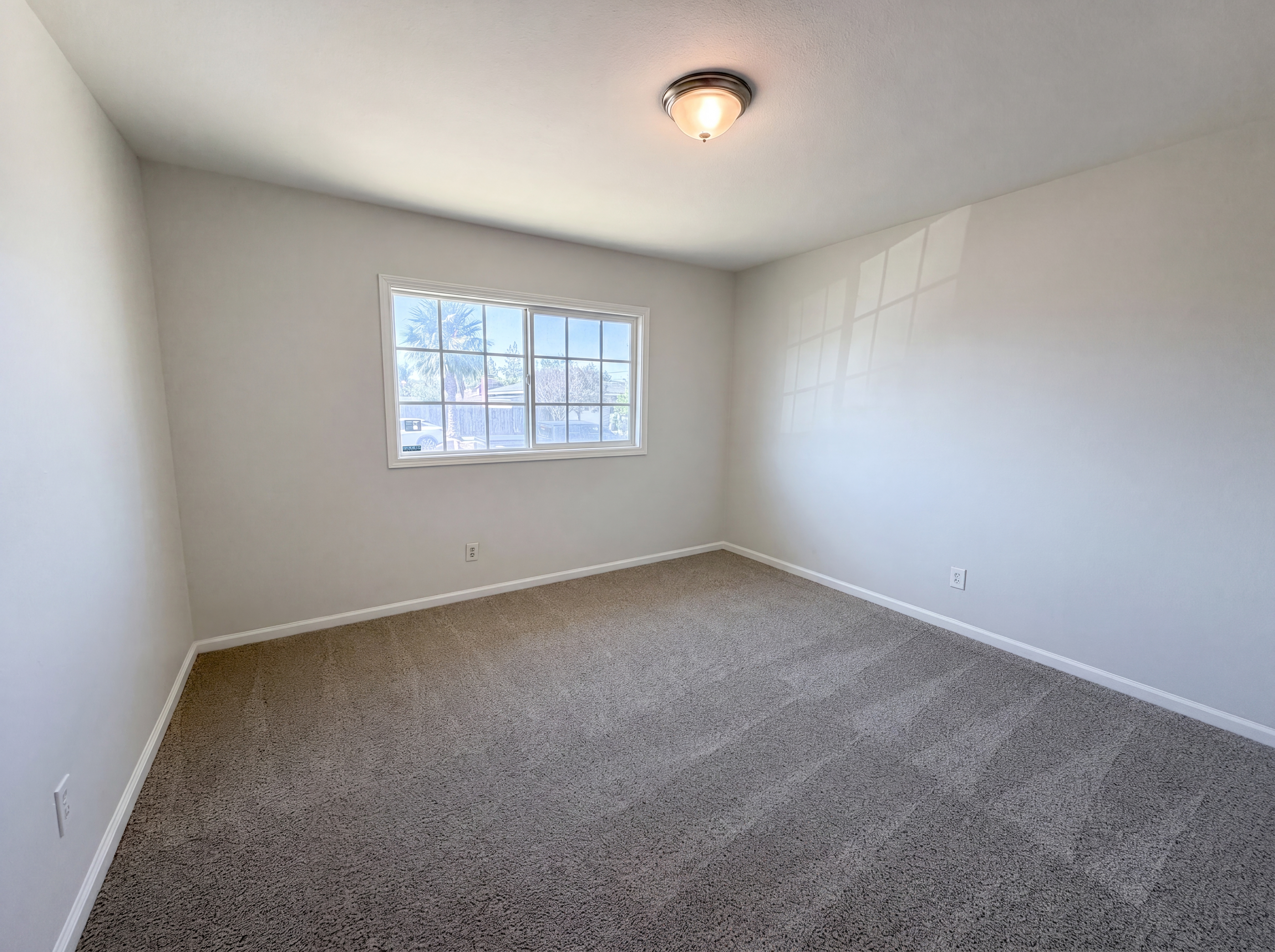 Photo 4 of 17 of 322 E Mariposa Dr, Rialto, CA