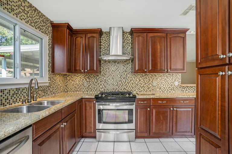 Photo 4 of 17 - 3806 Teakwood Dr, La Porte, TX 77571