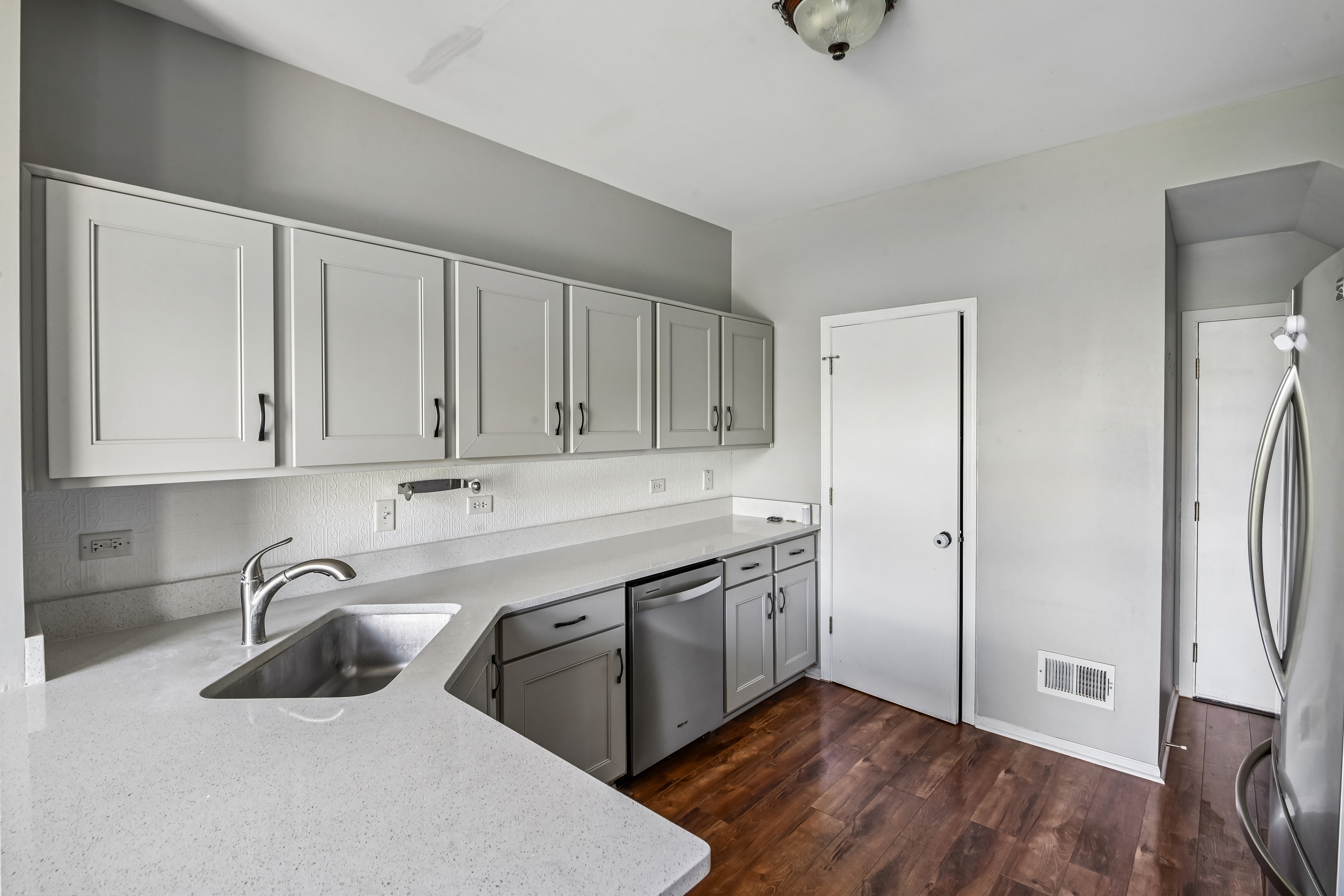 Photo 17 of 33 of 1212 Courtland Cir, Plainfield, IL