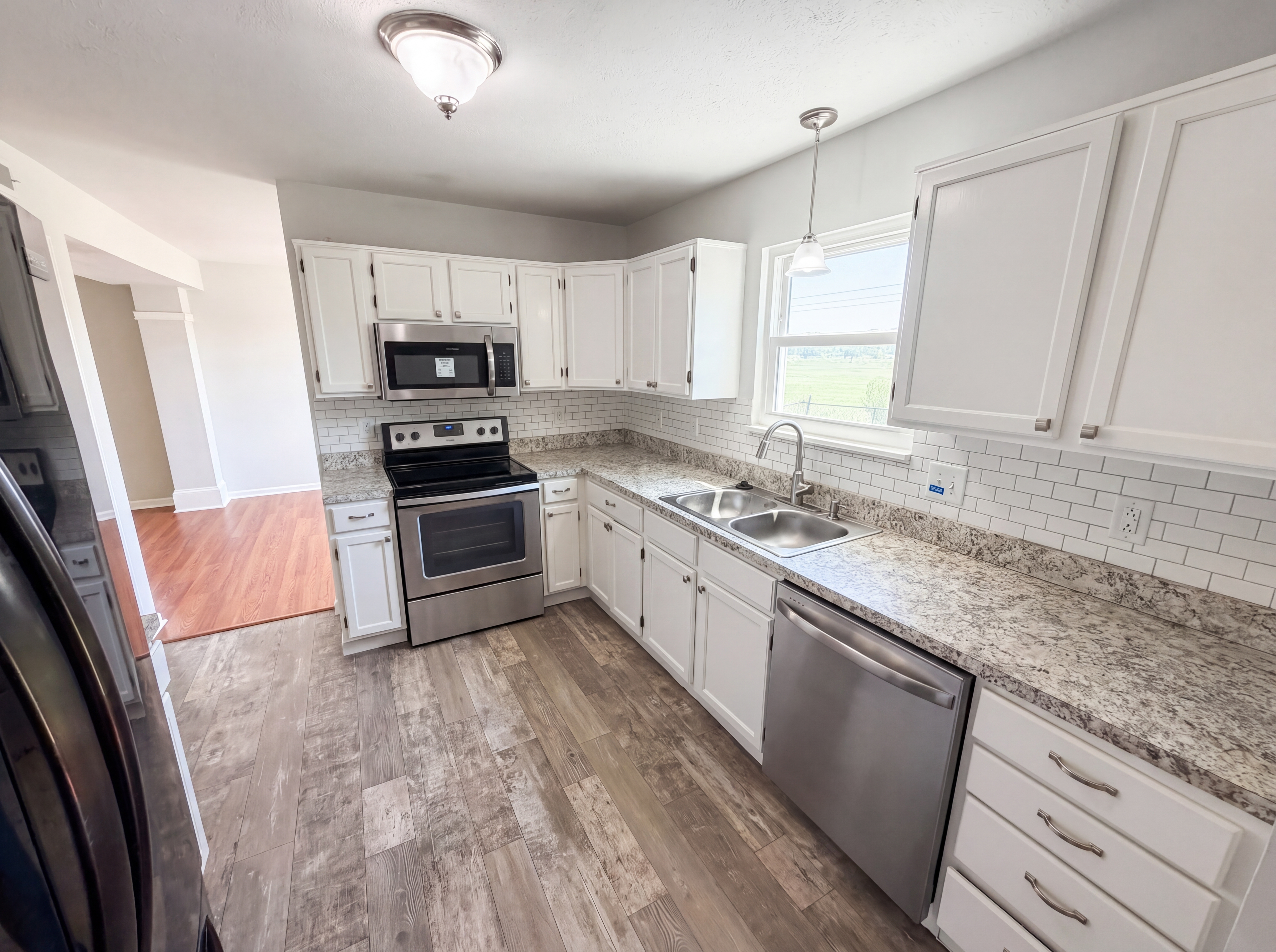 Photo 8 of 26 of 2219 Rolling Oak Dr, Indianapolis, IN
