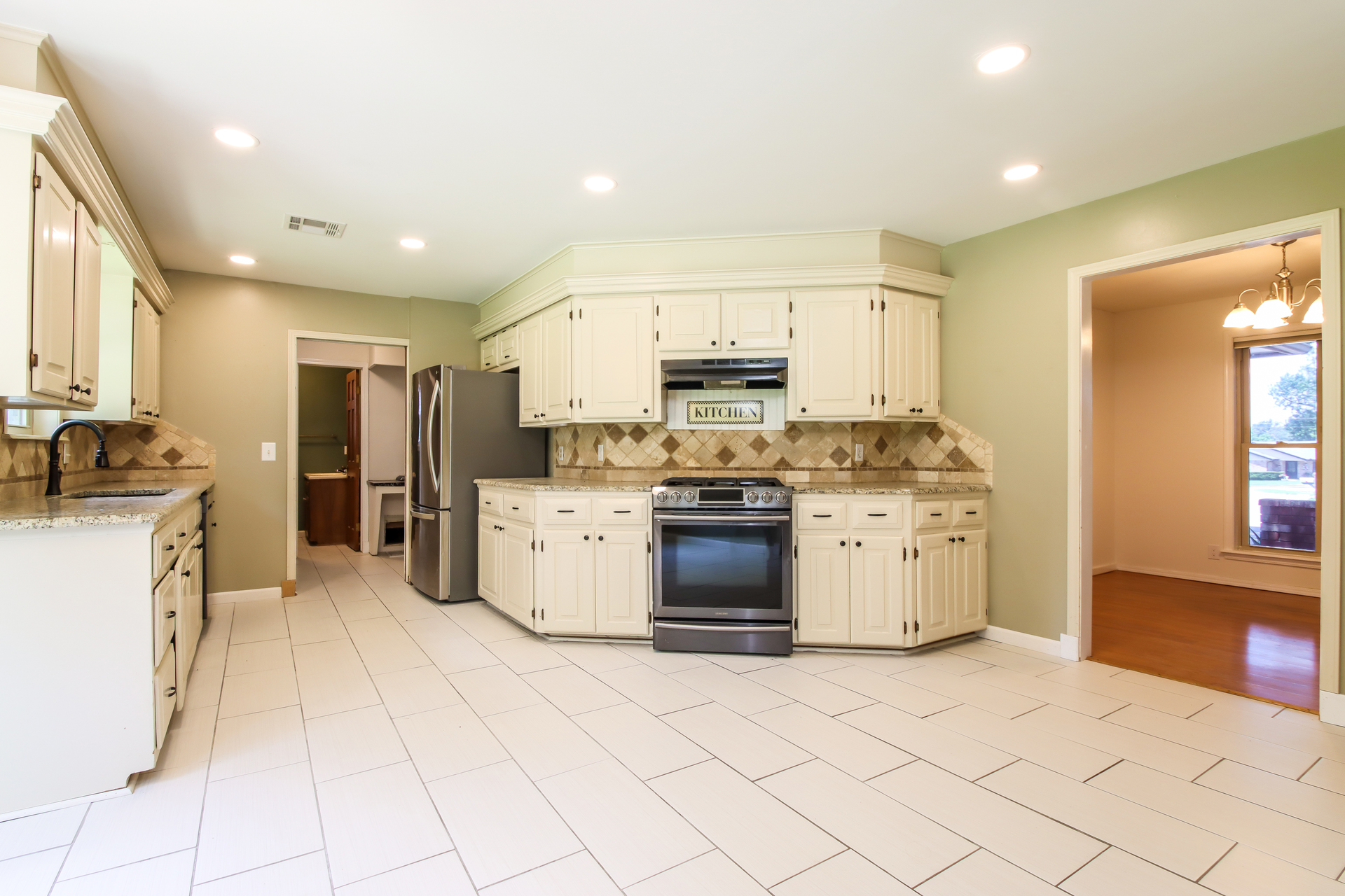 Photo 10 of 46 of 4600 Rolling Hills Dr, Bartlesville, OK