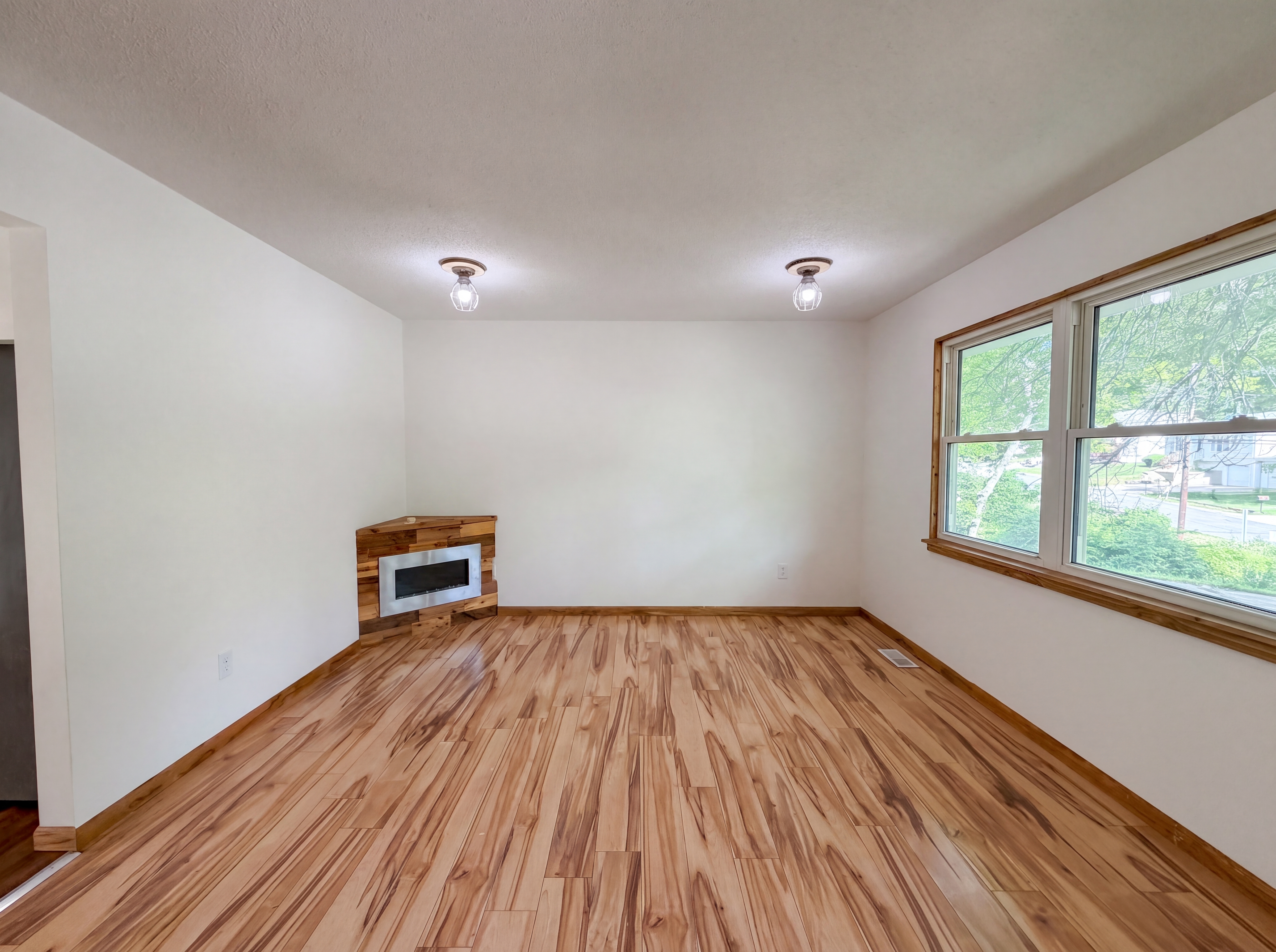 Photo 3 of 19 of 2808 NE 39th St, Kansas City, MO