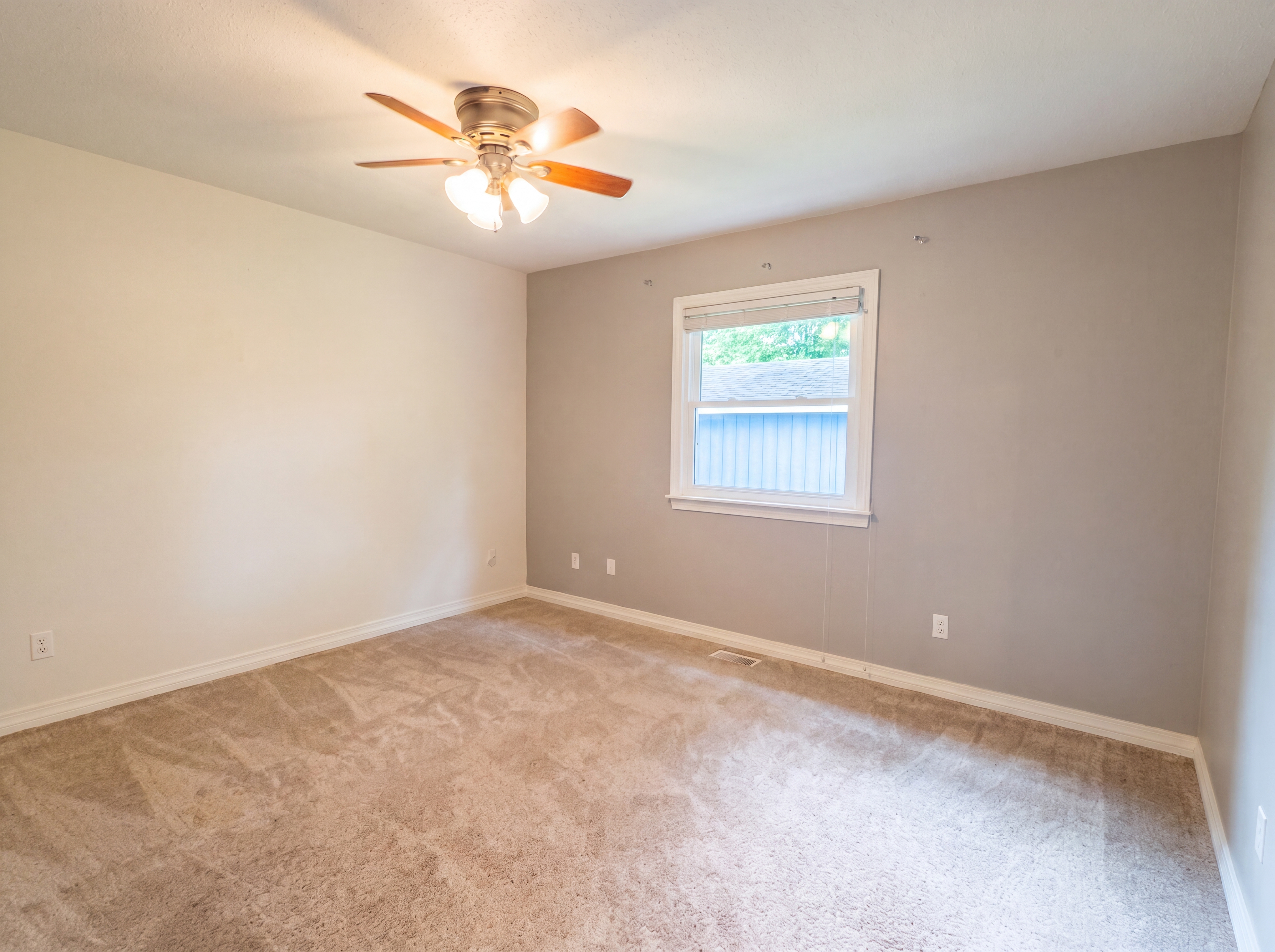 Photo 4 of 22 of 1901 Summit Dr, Urbana, IL