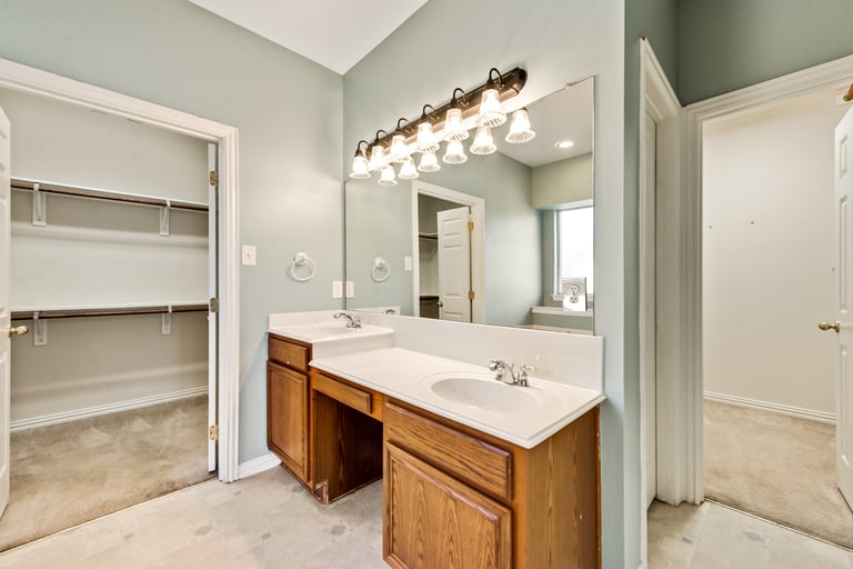 Photo 13 of 29 - 2911 Lochwood Cir, Corinth, TX 76208