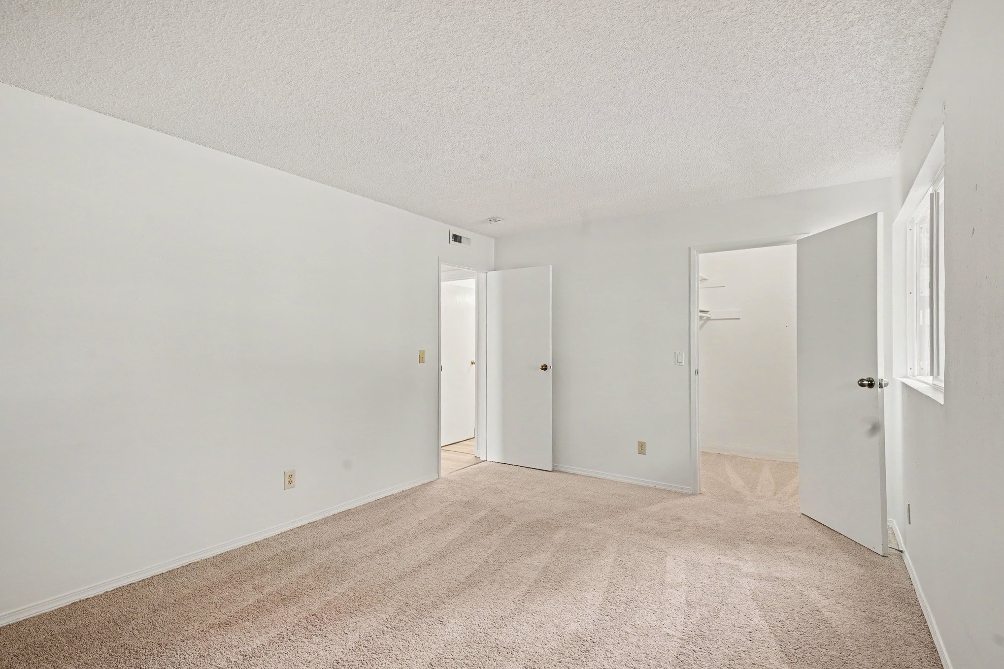 Photo 4 of 16 of 14148 74th Pl NE, Kirkland, WA