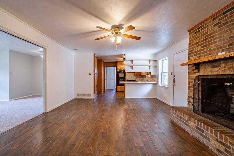 Photo 12 of 31 - 1903 Leslie St, Denton, TX 76205