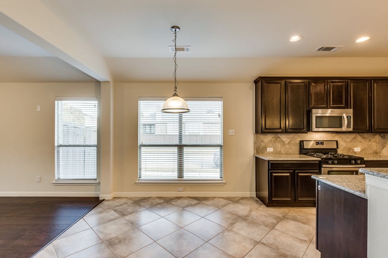 Photo 3 of 30 - 1517 Nightingale Dr, Aubrey, TX 76227