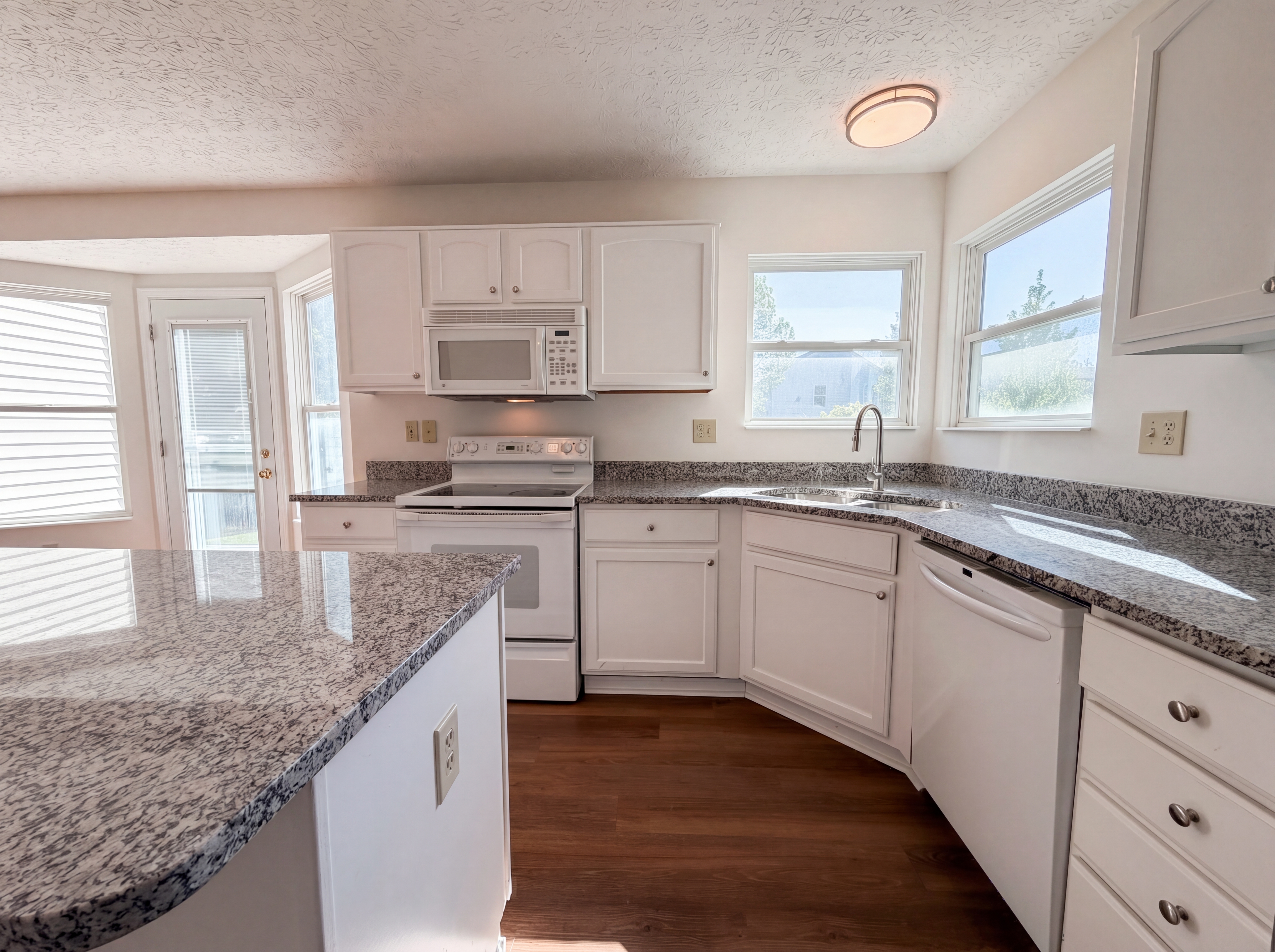 Photo 7 of 30 of 5074 Langcroft Dr, Hilliard, OH