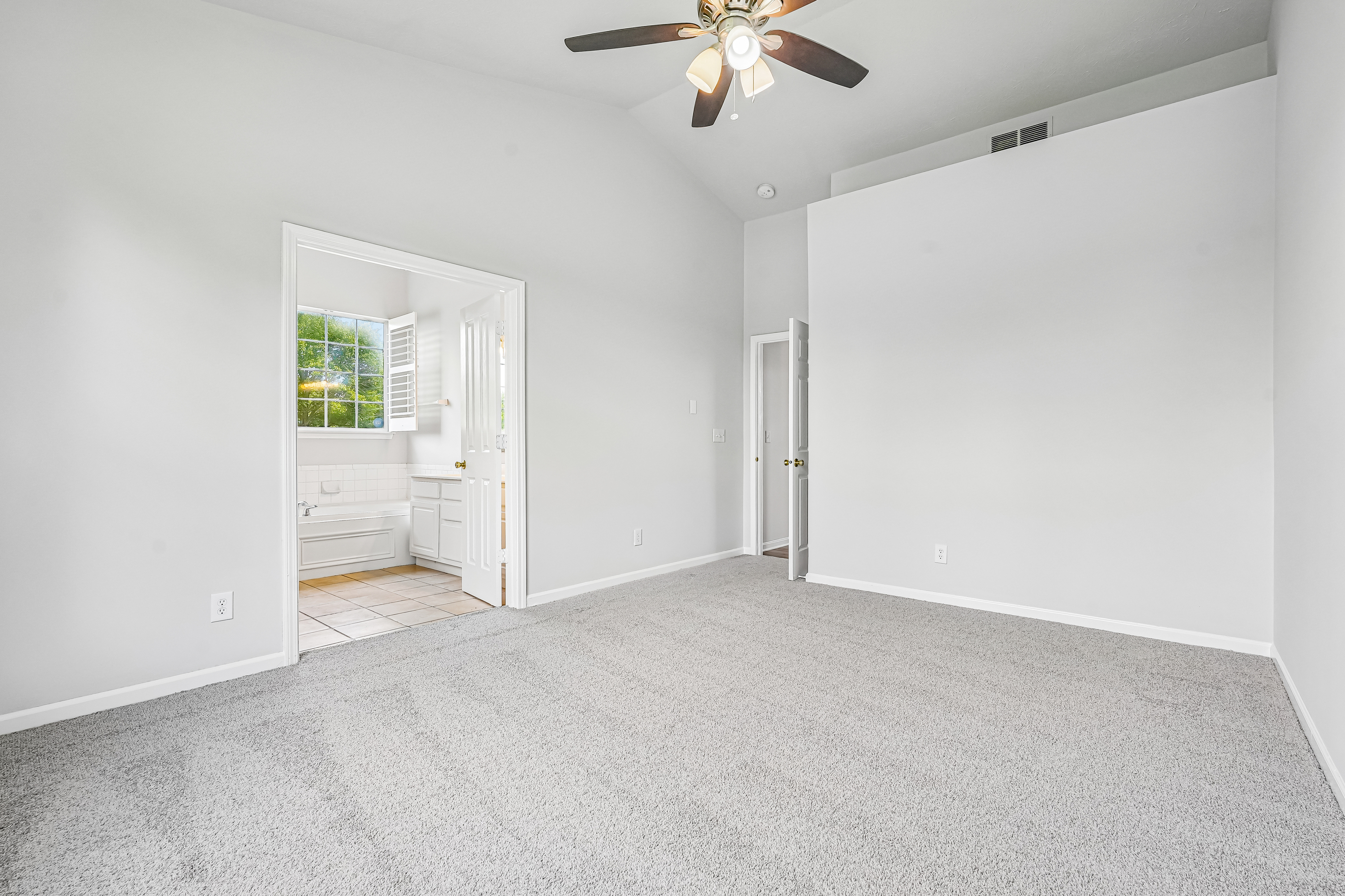 Photo 17 of 48 of 2082 Lawrin Ct, Indianapolis, IN