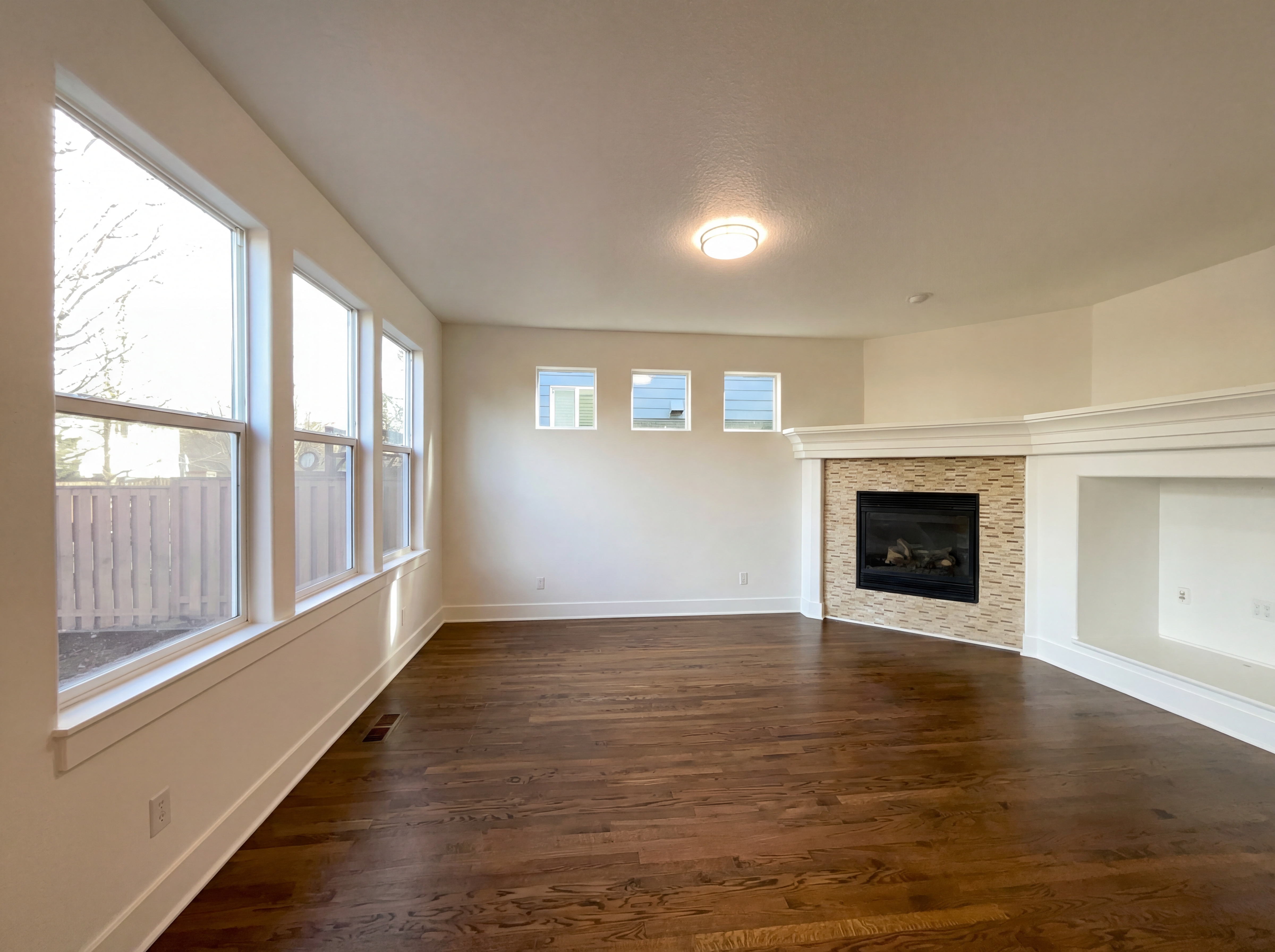 Photo 3 of 35 of 10989 SW Oneida St, Tualatin, OR