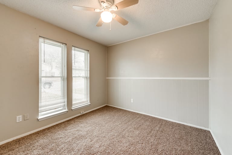 Photo 4 of 29 - 1426 Westwood Dr, Lewisville, TX 75067