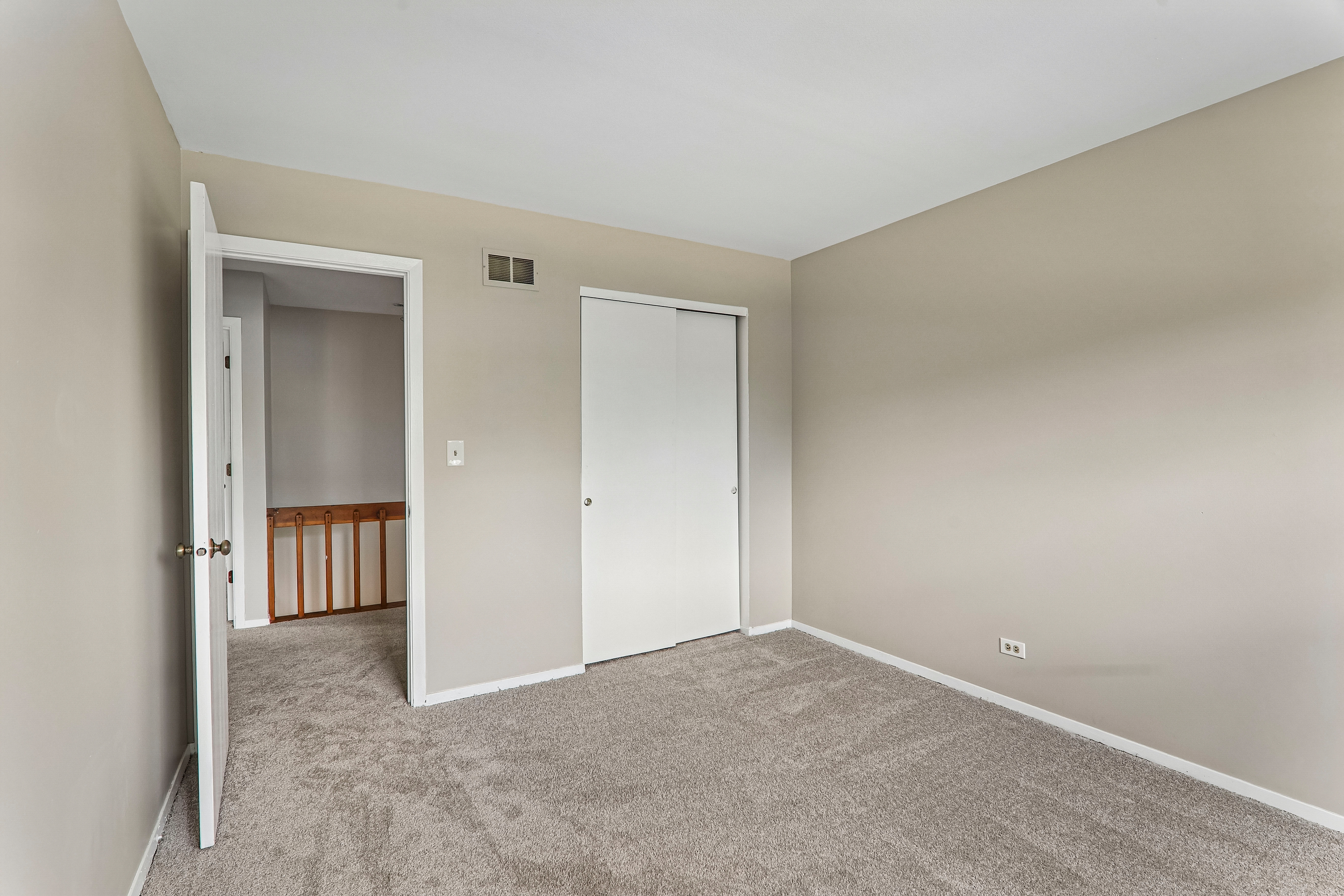Photo 18 of 41 of 4399 Bluebird Ct, Gurnee, IL