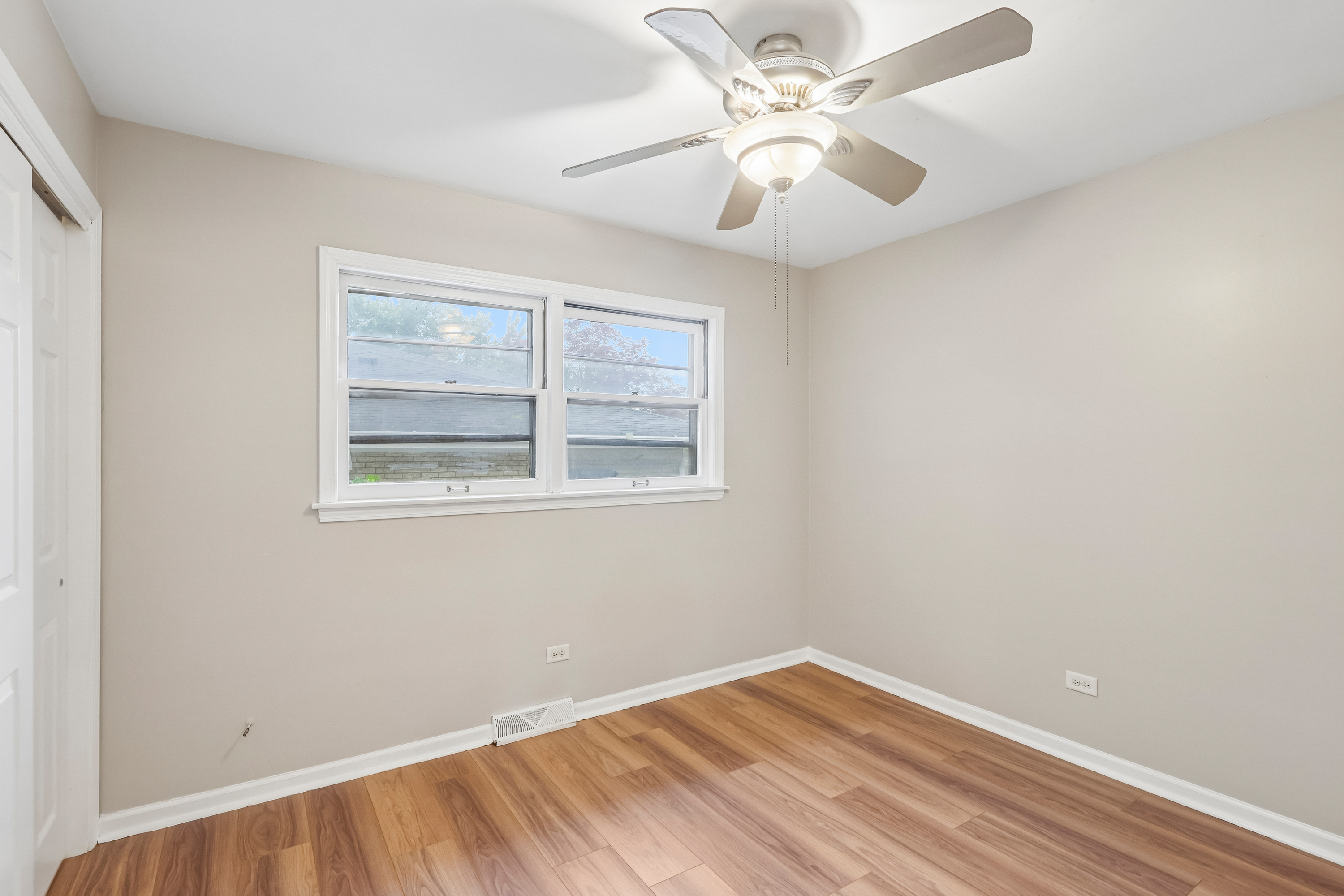 Photo 5 of 34 of 16919 School St, South Holland, IL