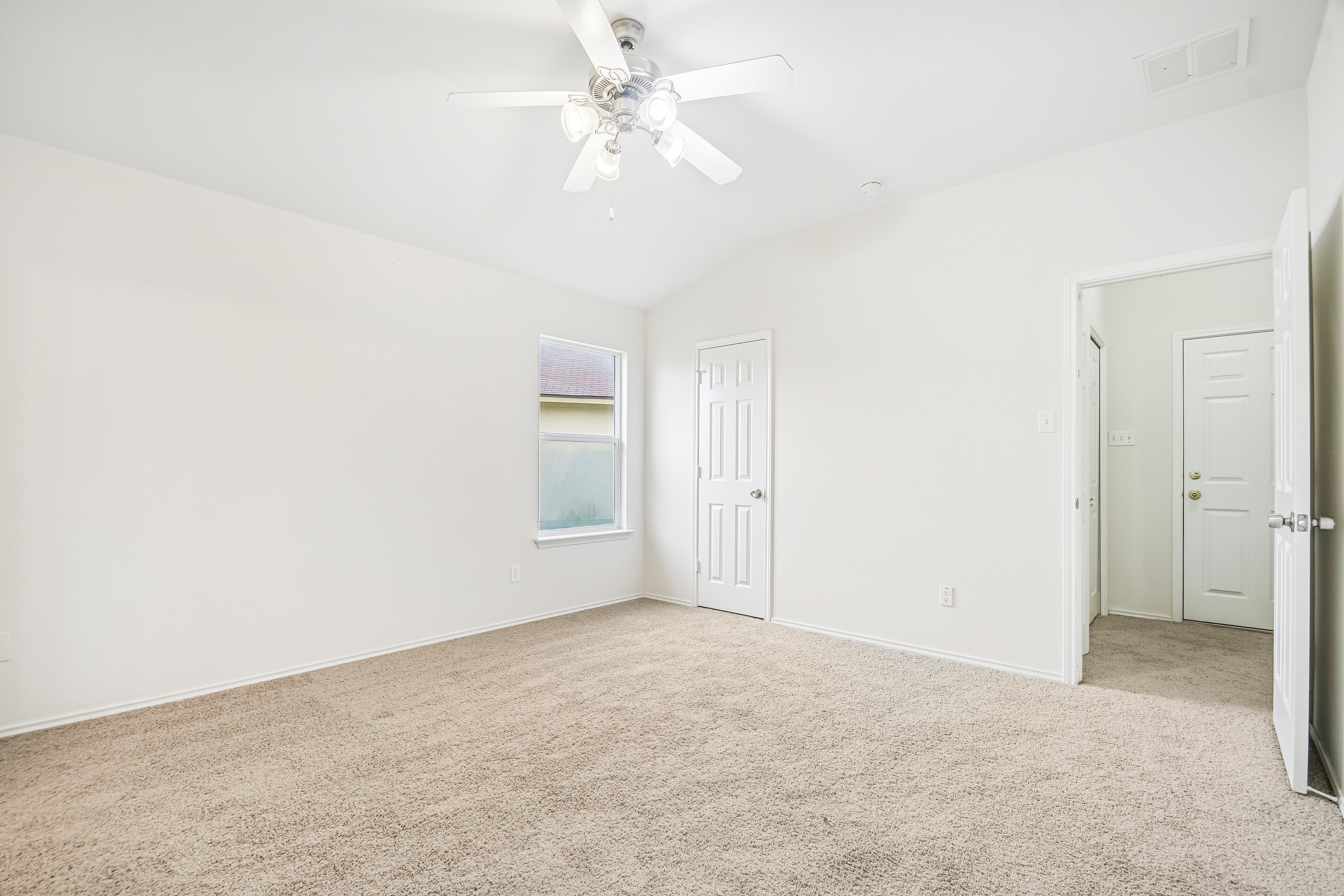 Photo 11 of 19 of 259 Coal Dr, Jarrell, TX