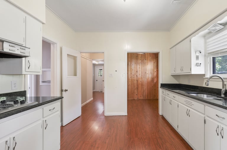 Photo 4 of 30 - 1404 Stanwood Ave, Cleburne, TX 76033