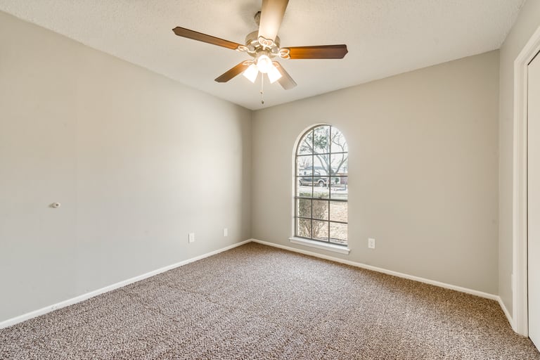 Photo 17 of 23 - 2517 Laredo Ct, Arlington, TX 76015