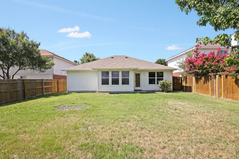 Photo 5 of 26 - 9812 Parkmere Dr, Fort Worth, TX 76108