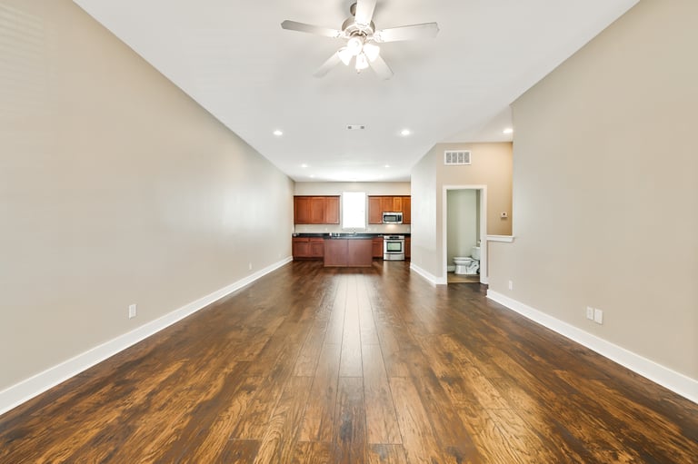 Photo 3 of 20 - 1606 Jensen Ct, Dallas, TX 75204