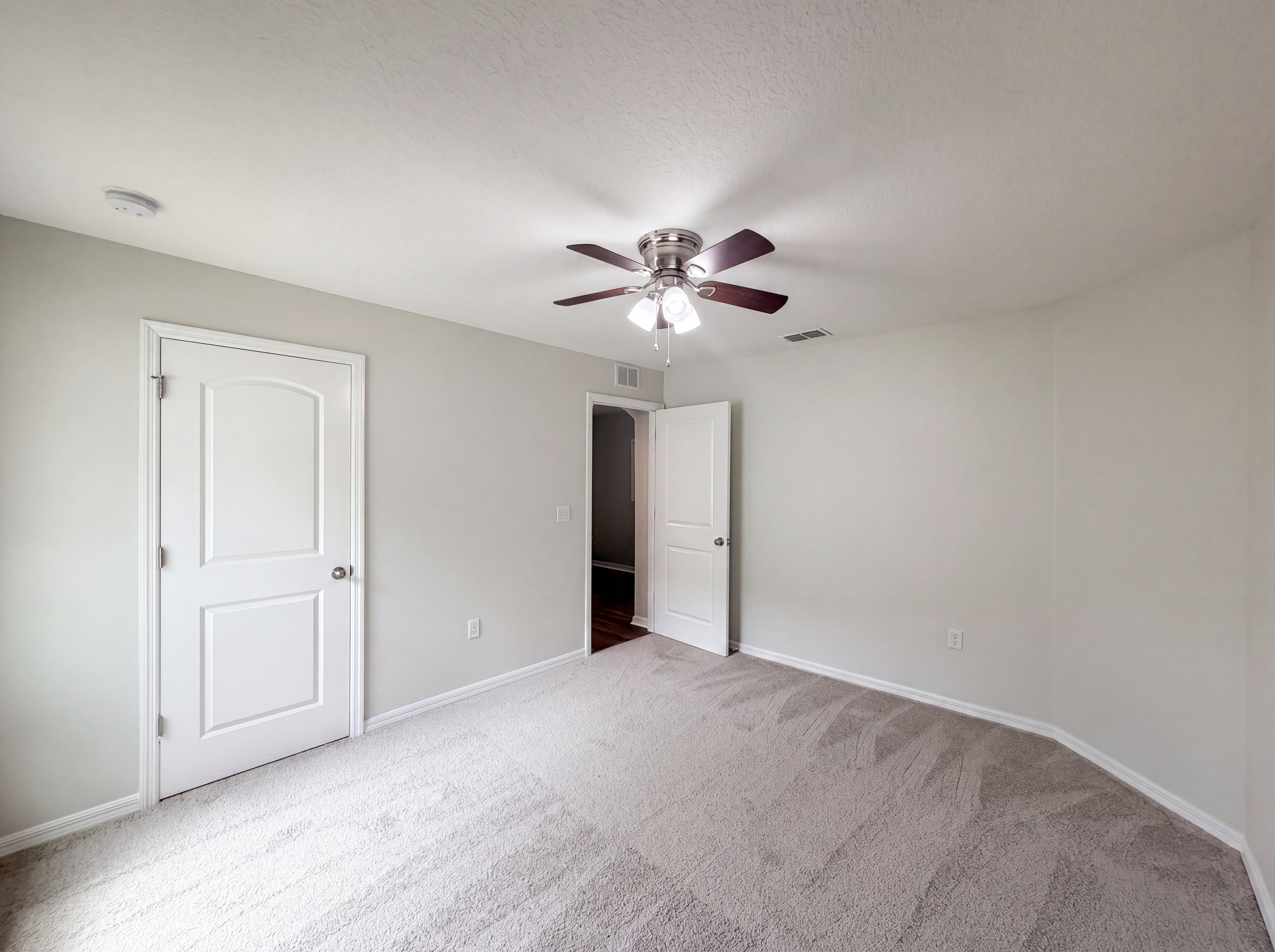Photo 12 of 21 of 2440 Bracknell Forest Trl, Tavares, FL