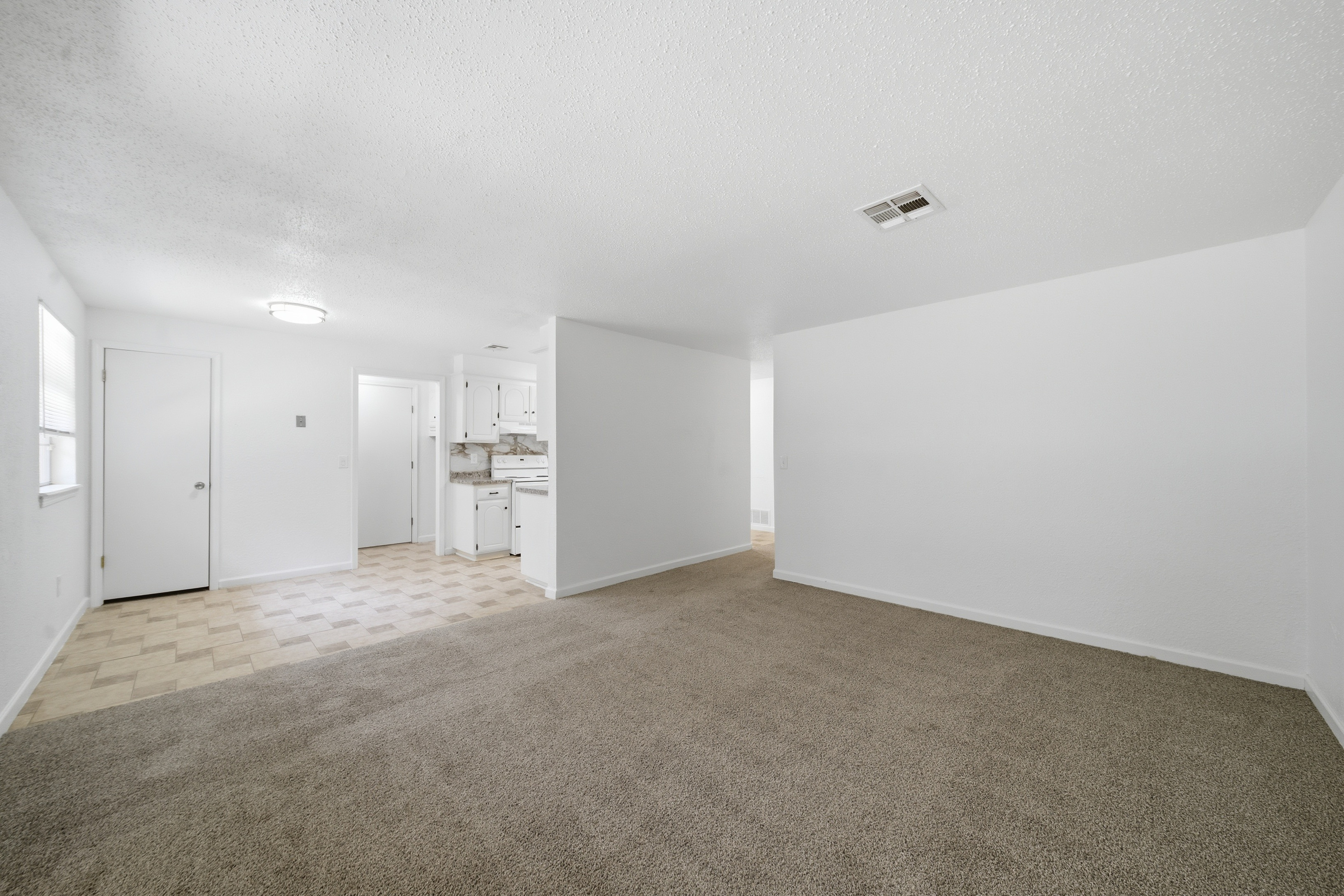 Photo 8 of 32 of 5421 S Huddleston Dr, Oklahoma City, OK
