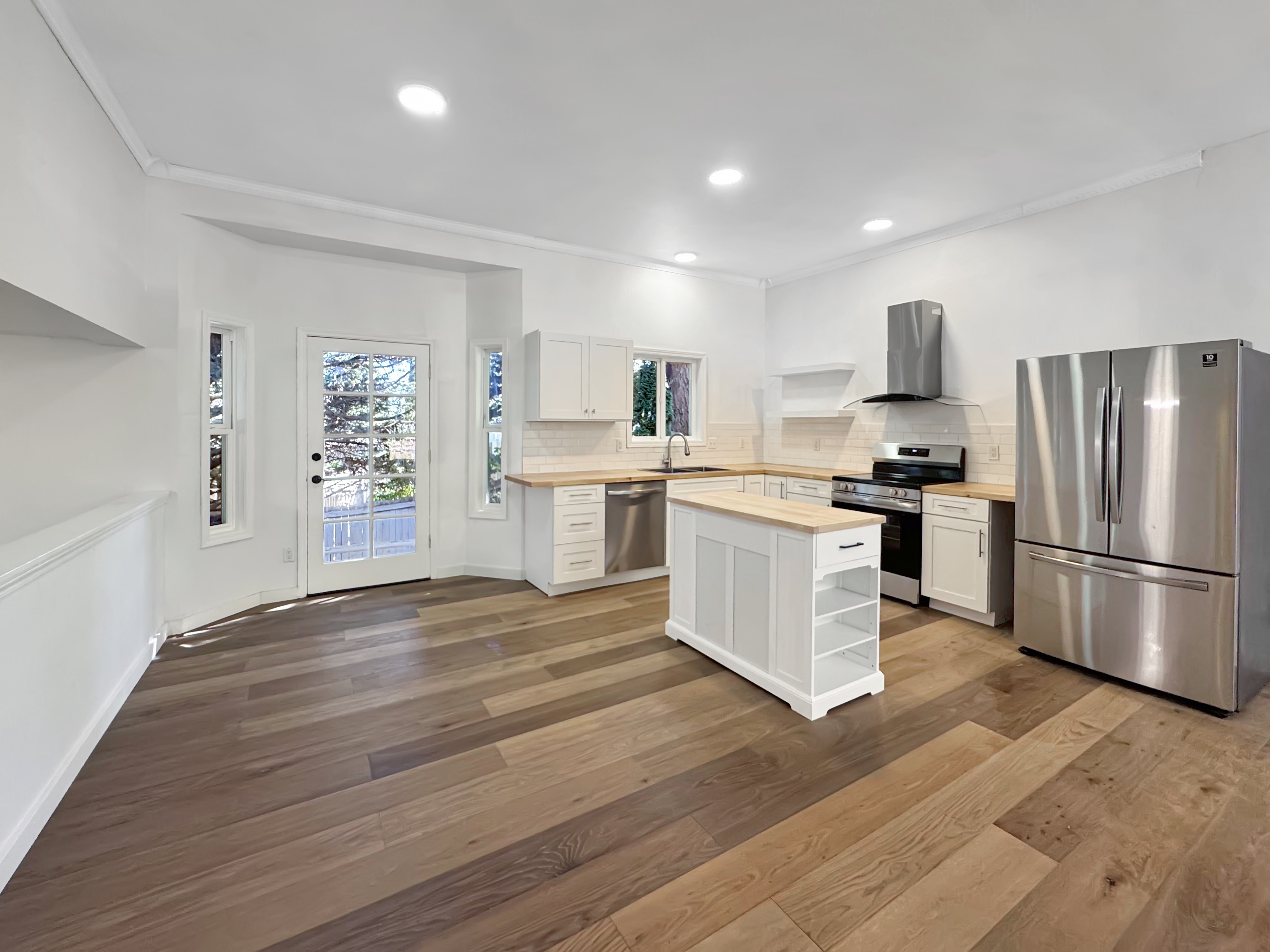 Photo 8 of 18 of 9605 NE 132nd St, Kirkland, WA