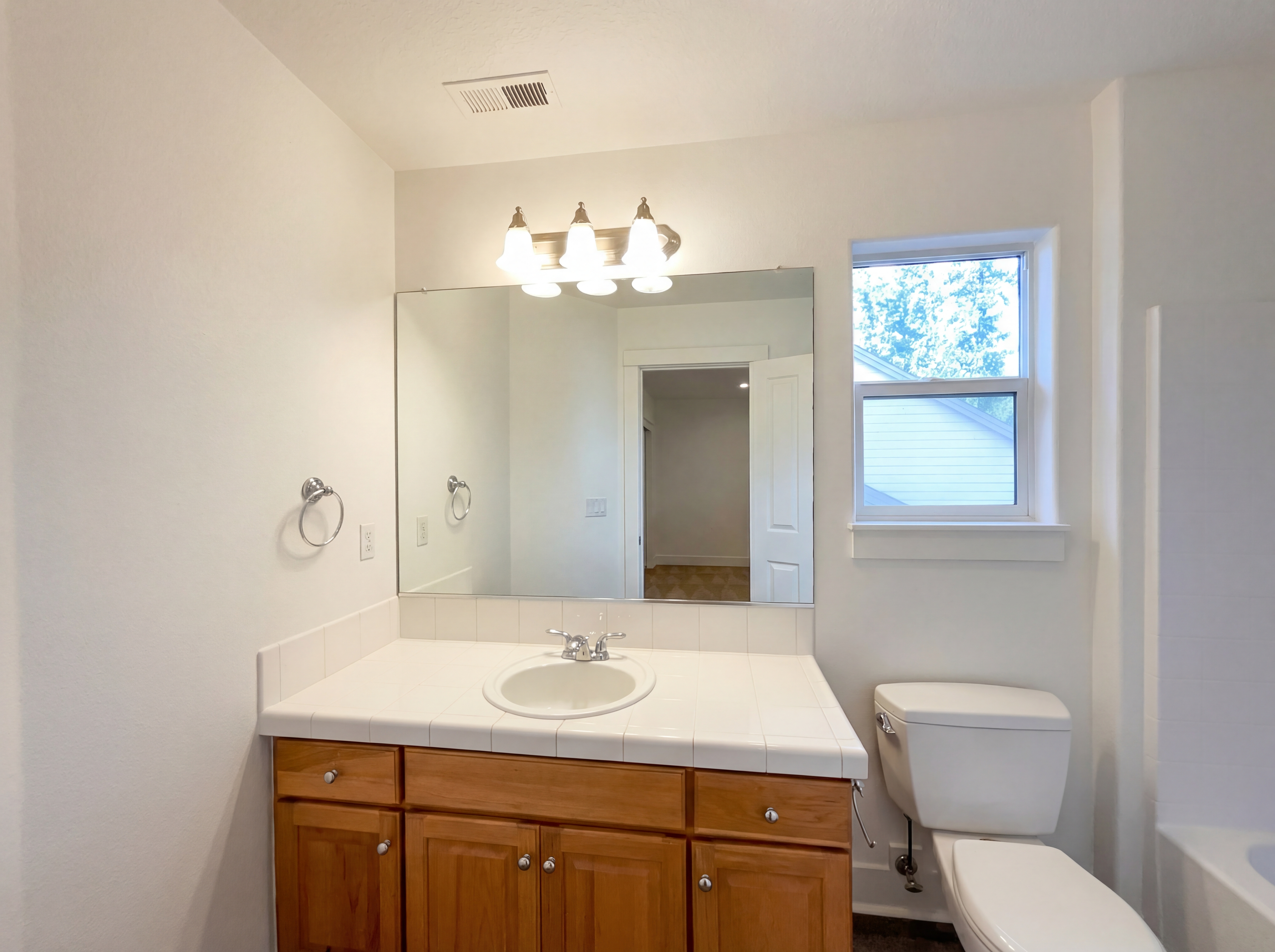 Photo 14 of 35 of 10989 SW Oneida St, Tualatin, OR