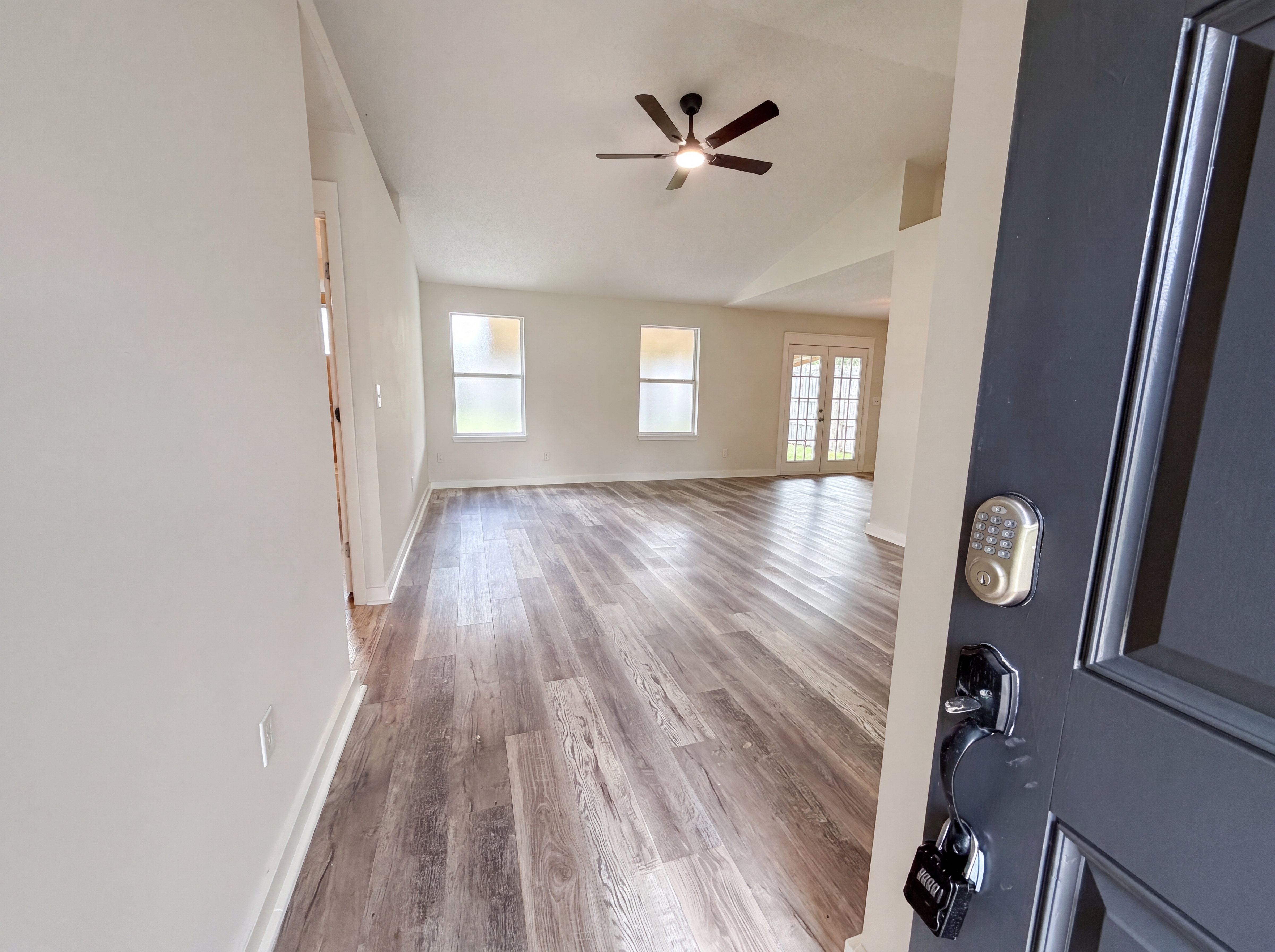 Photo 6 of 16 of 7957 Jacques Dr, Jacksonville, FL
