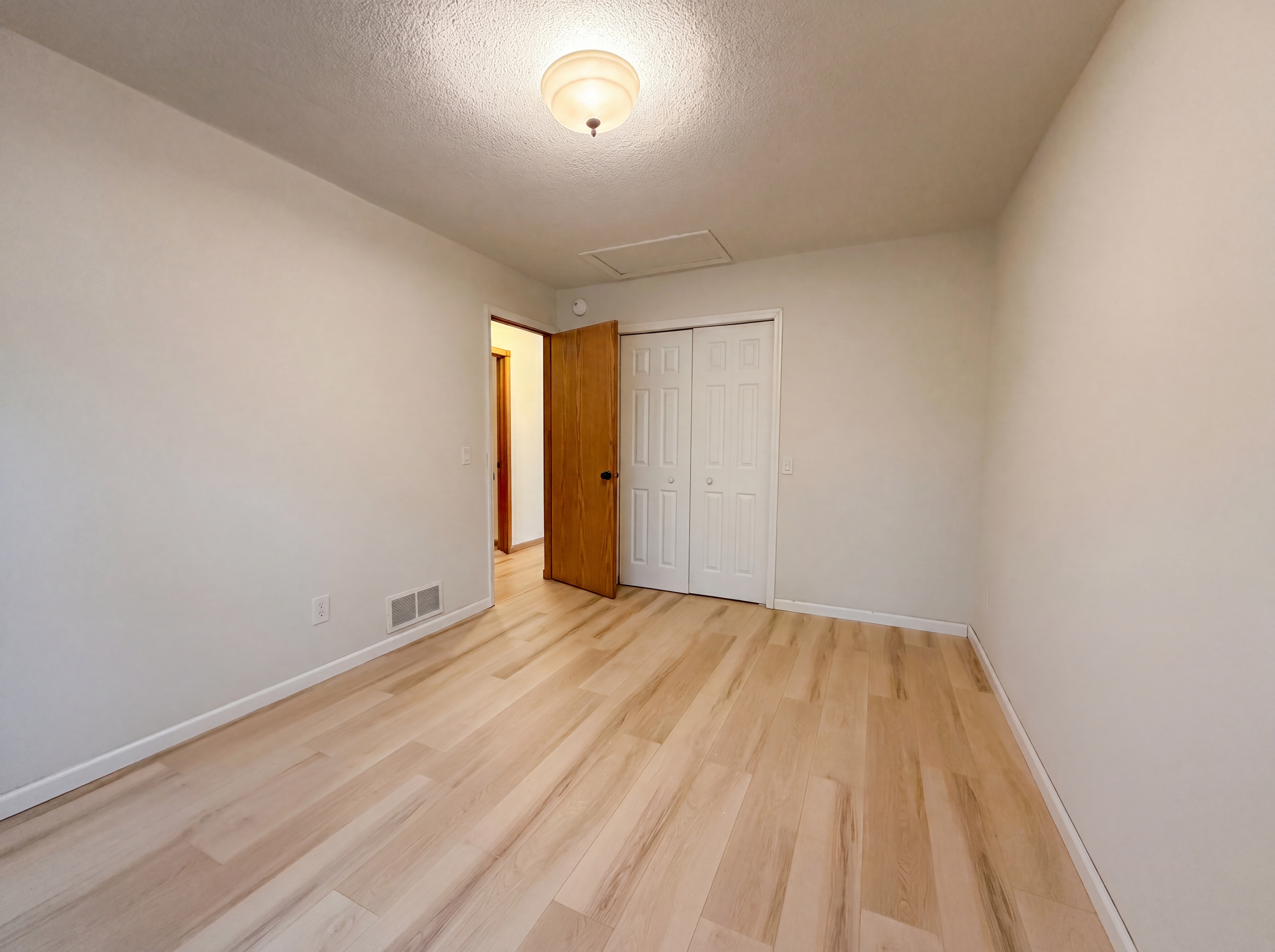Photo 15 of 20 of 6475 Grand View Dr, Eden Prairie, MN