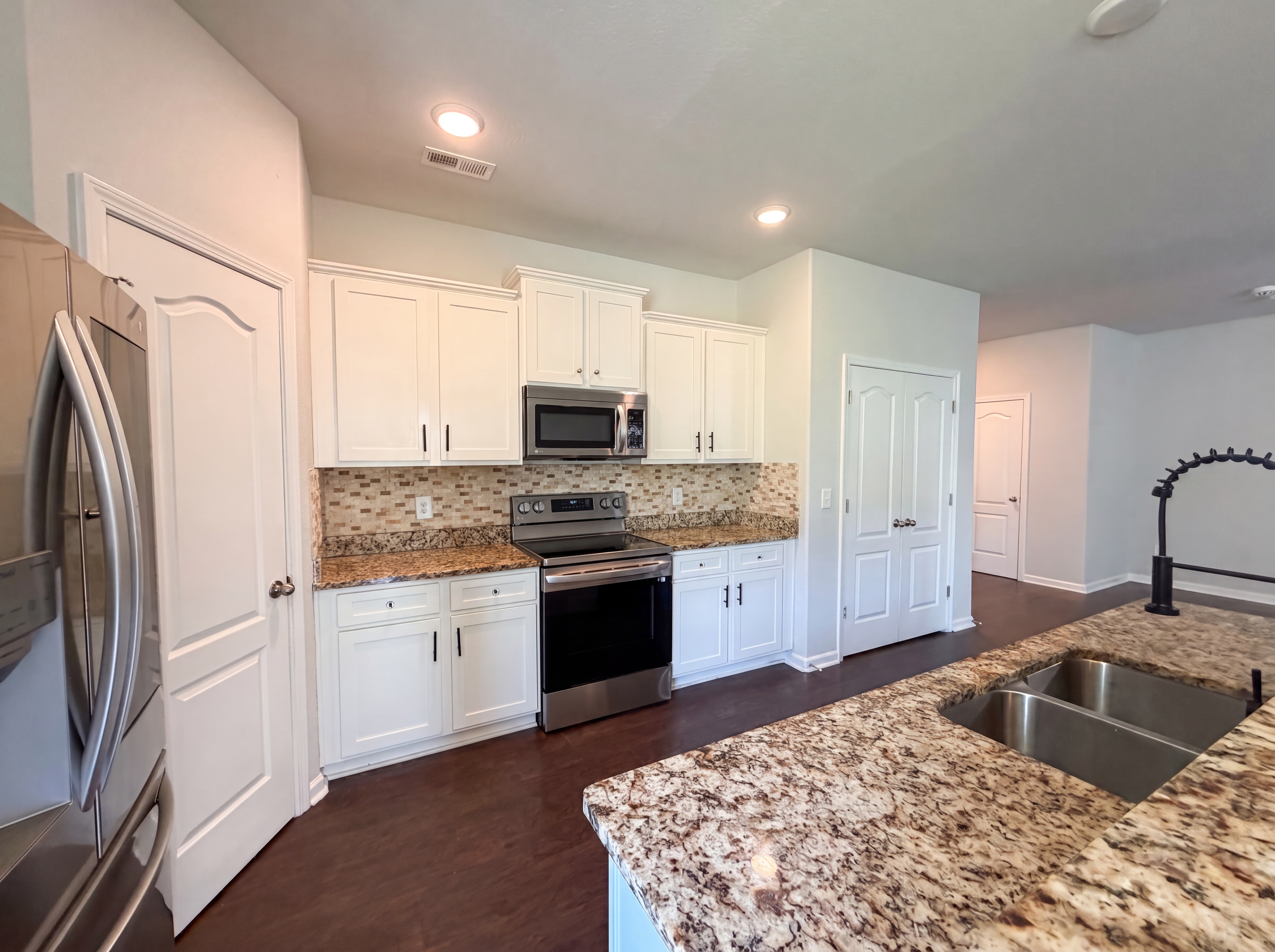 Photo 7 of 17 of 4034 Rosfield Dr, Charlotte, NC