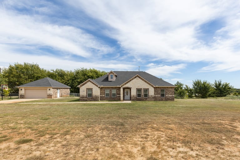Photo 6 of 25 - 3320 Springfield Rd, Springtown, TX 76082