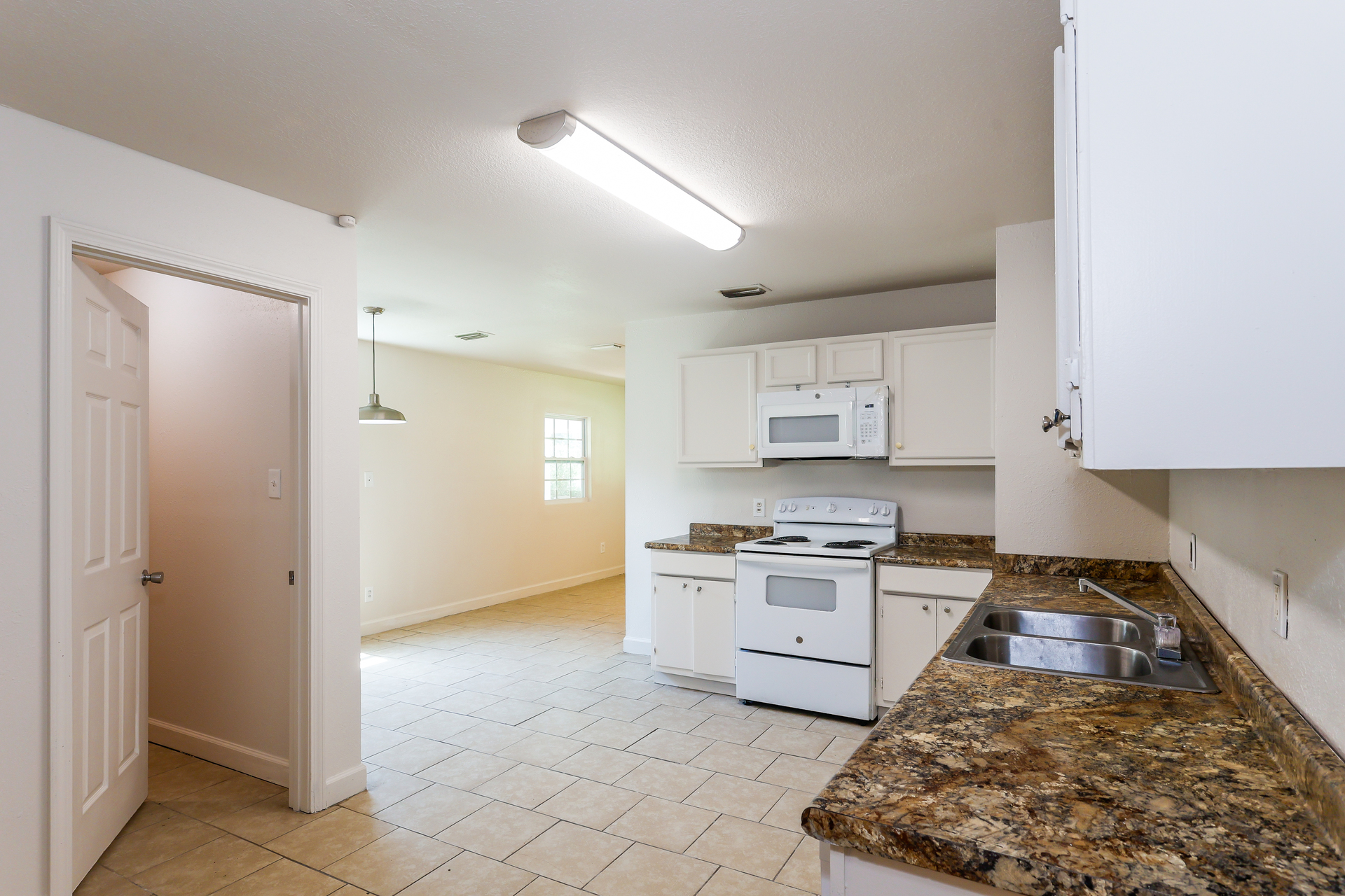 Photo 9 of 21 of 704 Thornton Pl, Mobile, AL