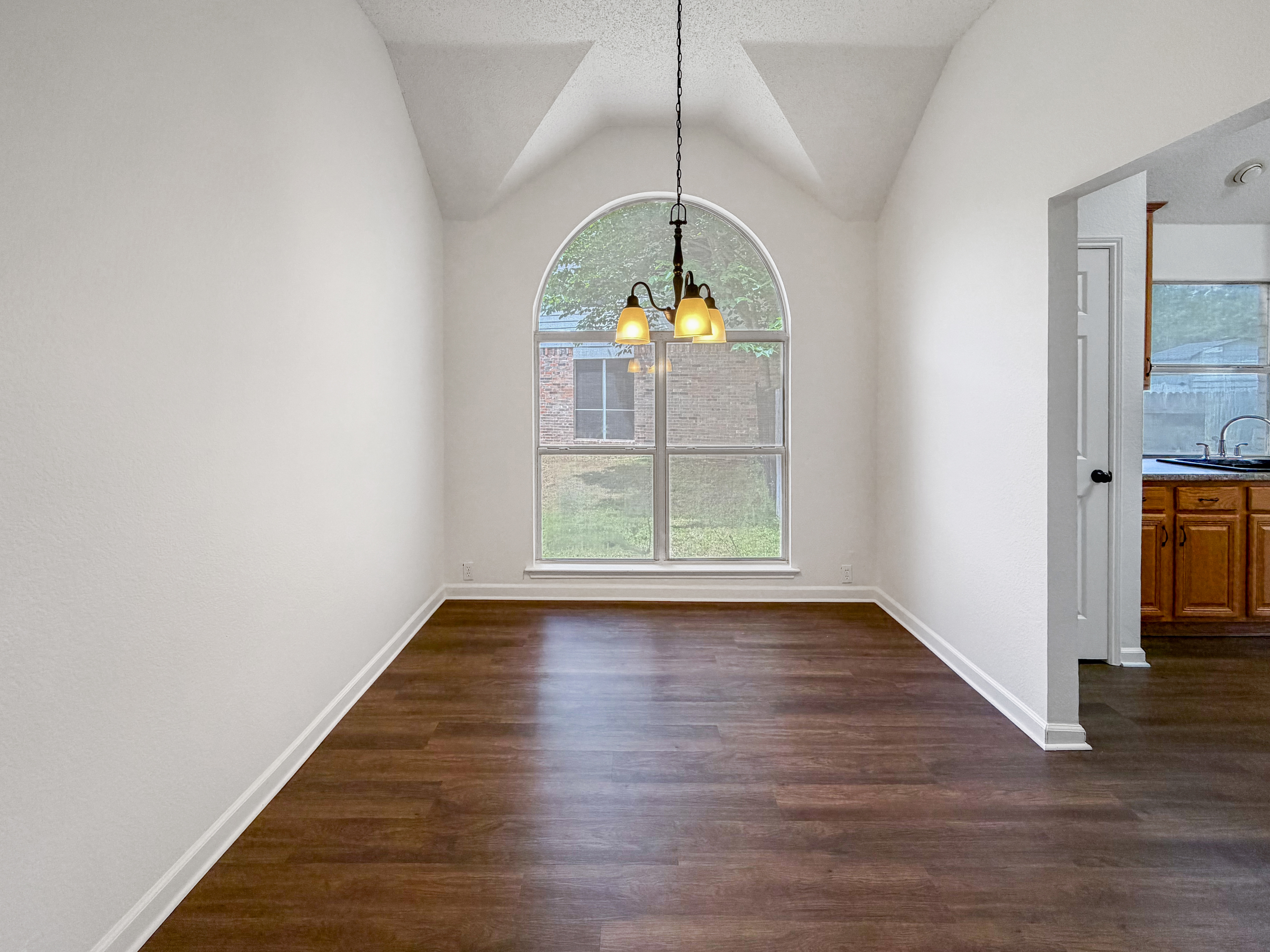 Photo 8 of 16 of 2516 Fairway View Dr, Burleson, TX