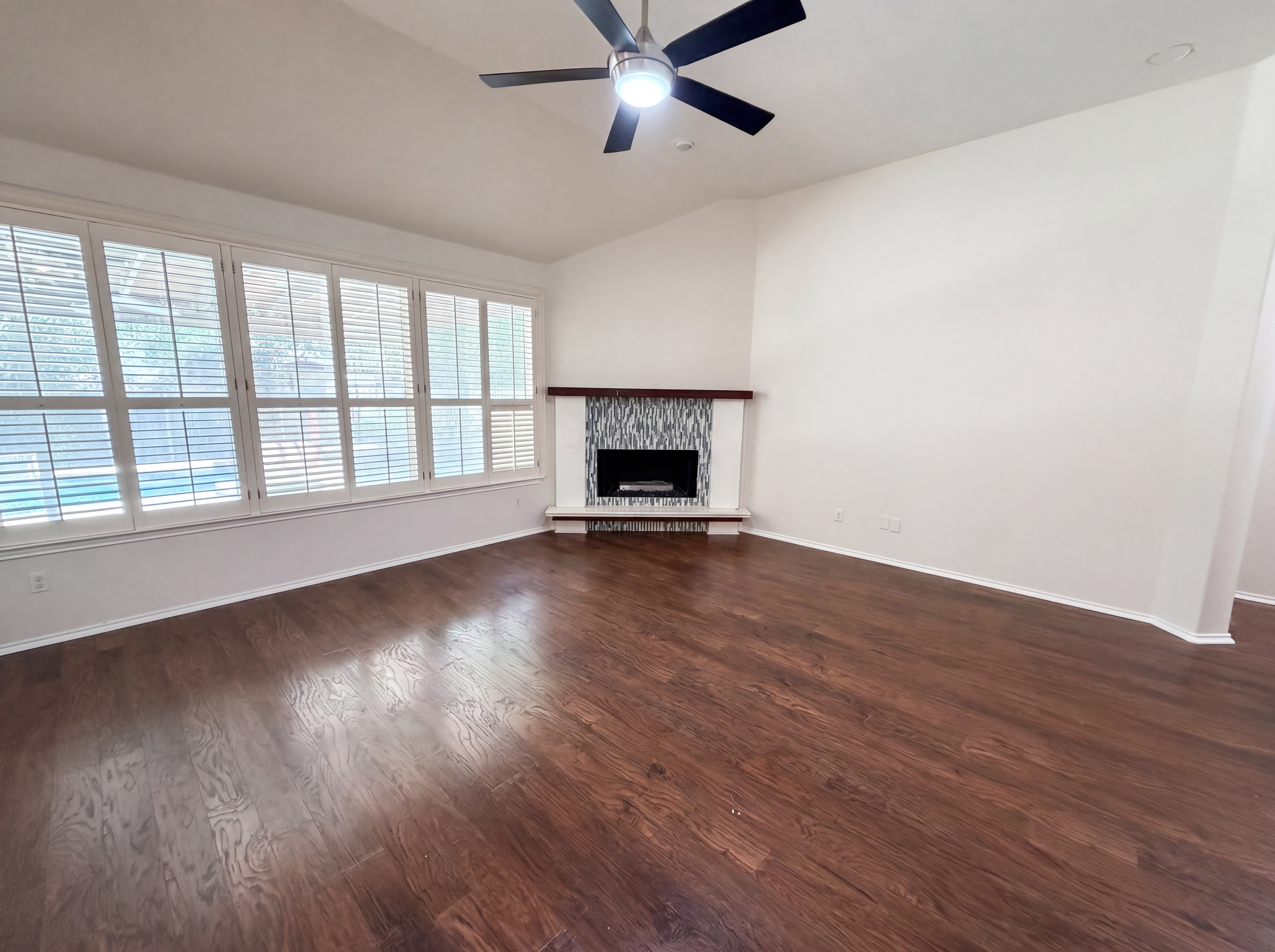 Photo 3 of 24 of 117 Brentwood Dr, Georgetown, TX