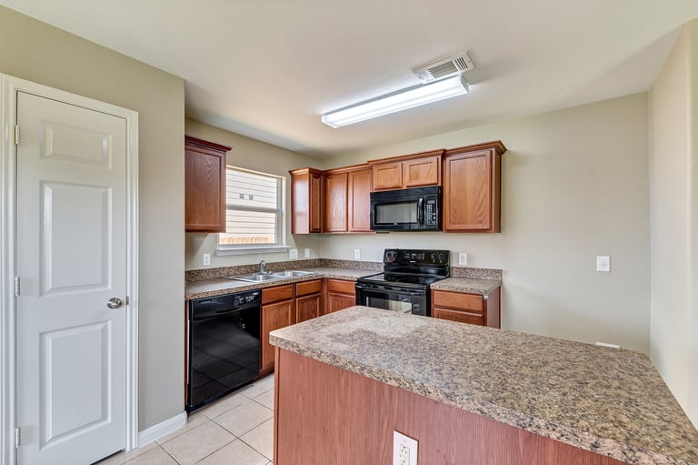 Photo 8 of 22 - 516 Noble Grove Ln, Fort Worth, TX 76140