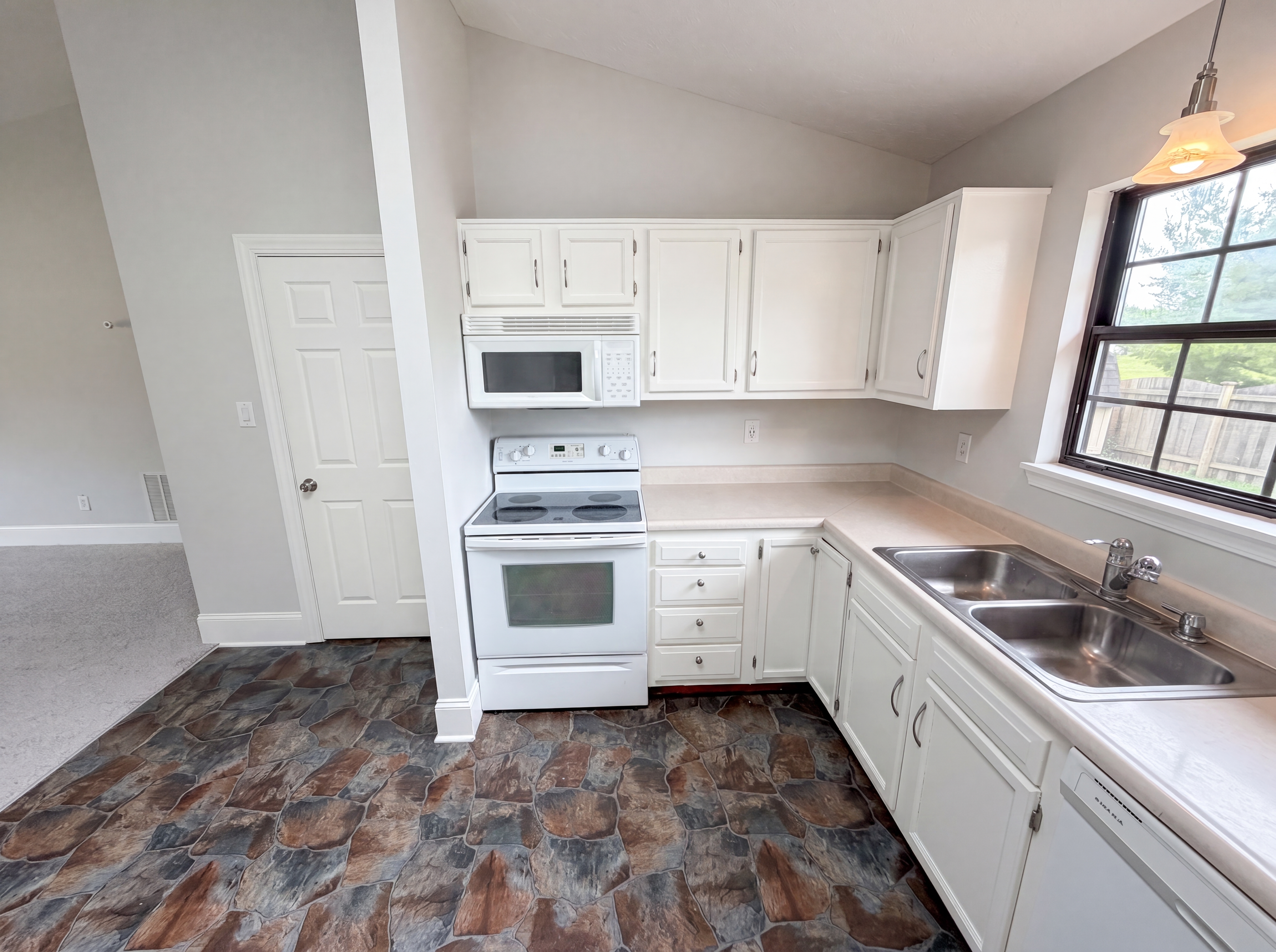 Photo 6 of 20 of 8058 Cherrybark Dr, Indianapolis, IN