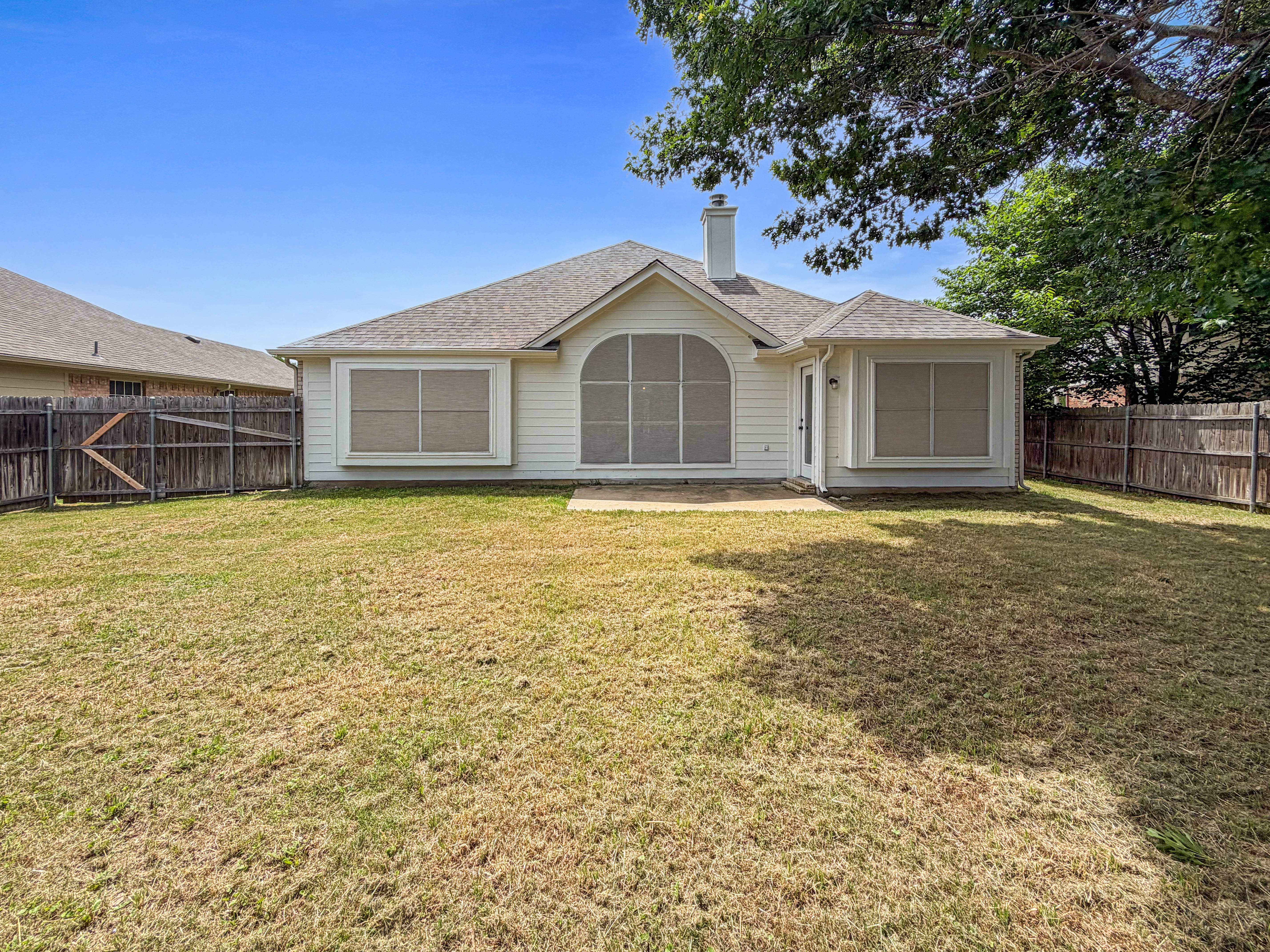 Photo 5 of 16 of 2516 Fairway View Dr, Burleson, TX