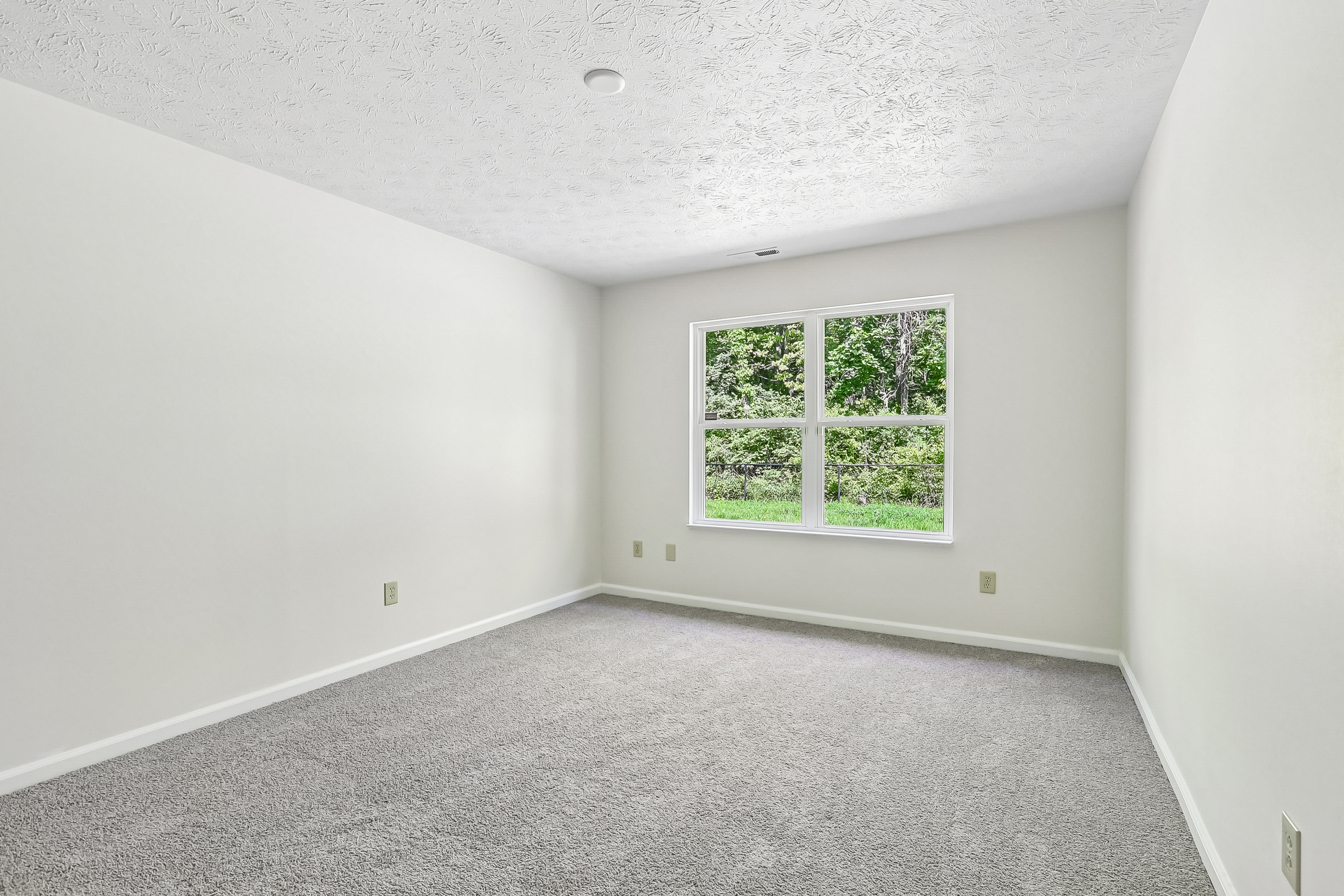 Photo 13 of 26 of 2045 Sotheby Ln, Indianapolis, IN