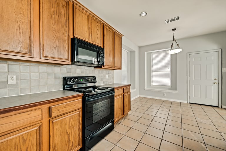 Photo 7 of 29 - 2911 Lochwood Cir, Corinth, TX 76208