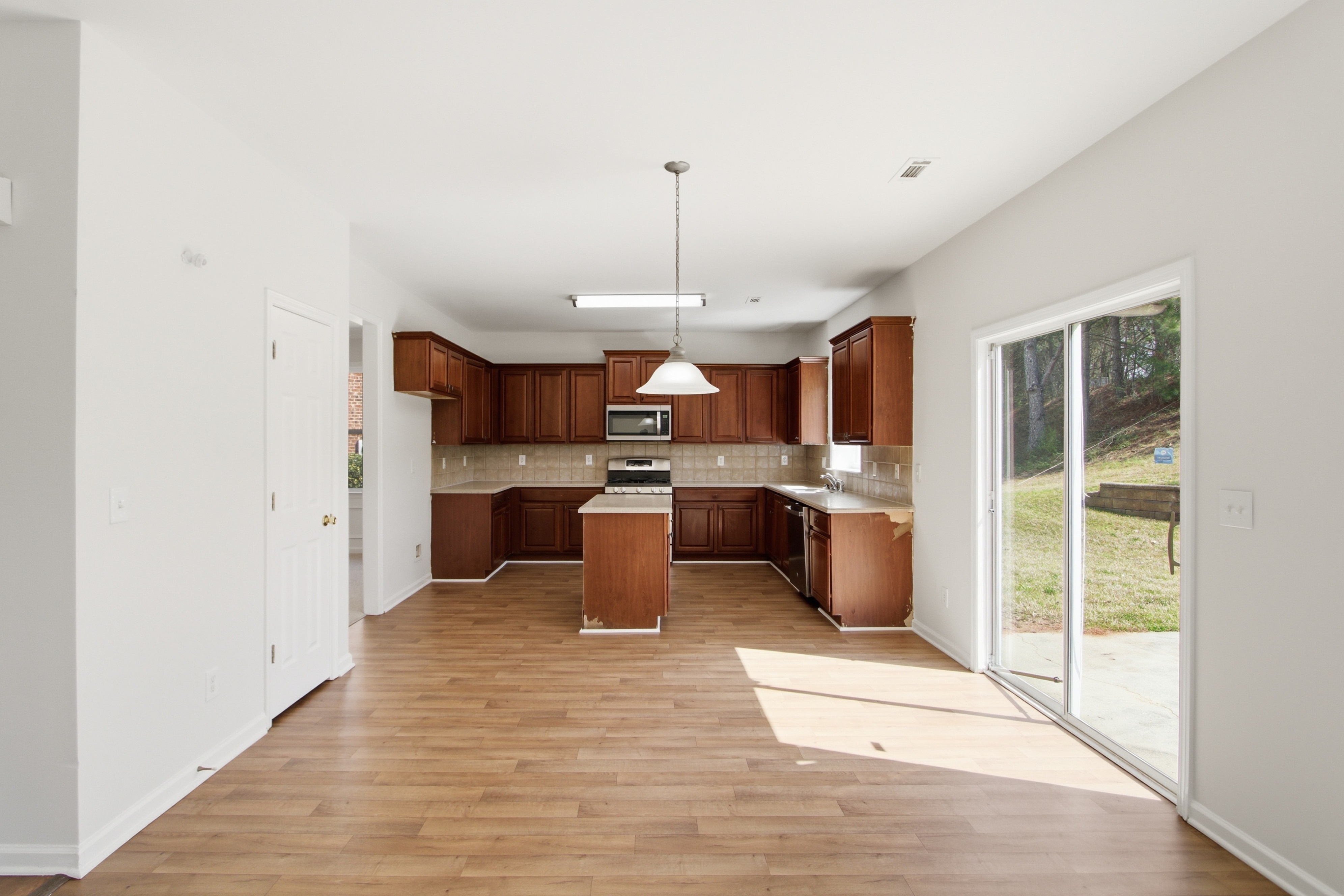 Photo 16 of 44 of 4003 Duran Ln, Auburn, GA