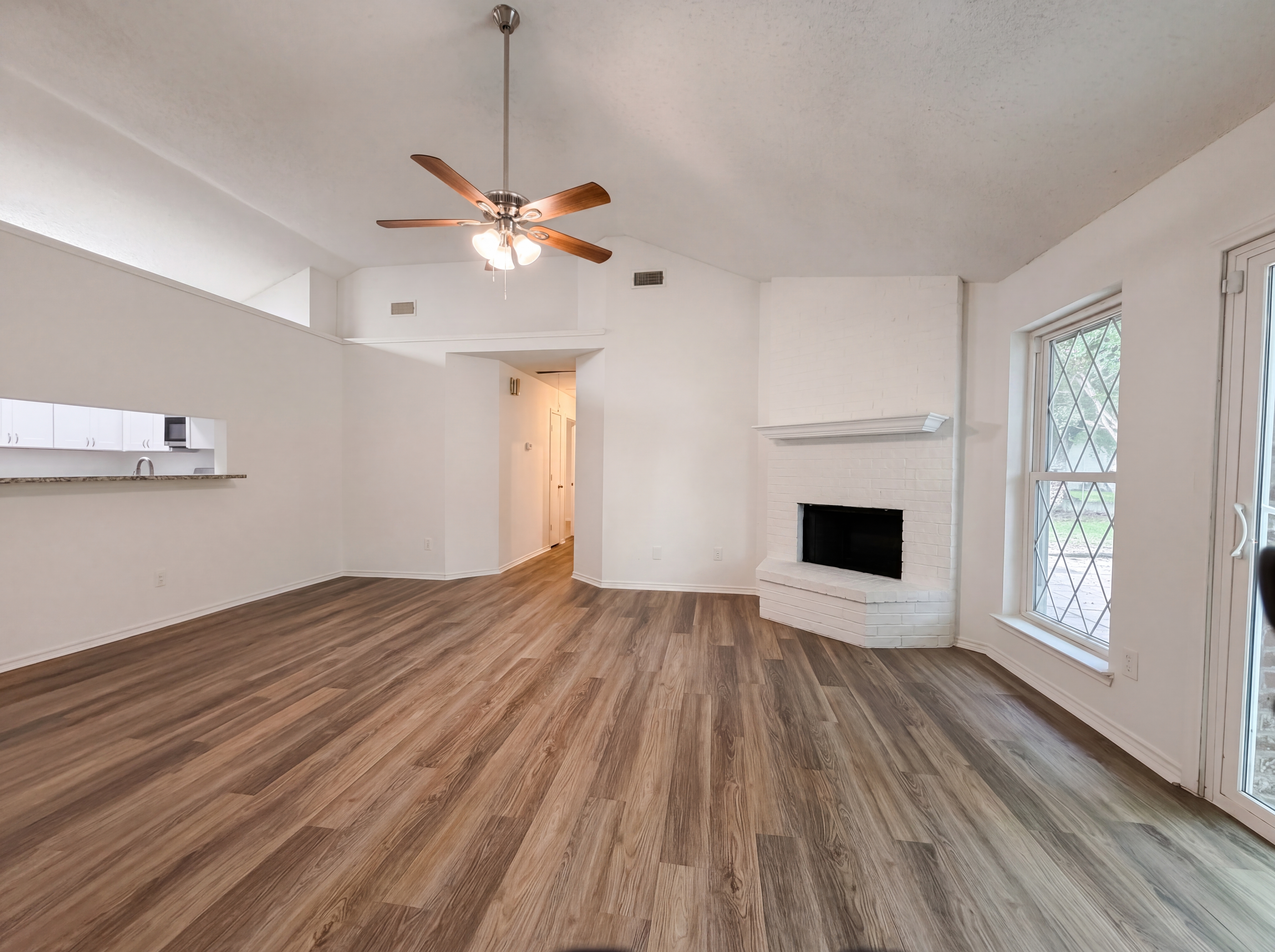 Photo 3 of 19 of 3628 Riverhead Dr, Arlington, TX