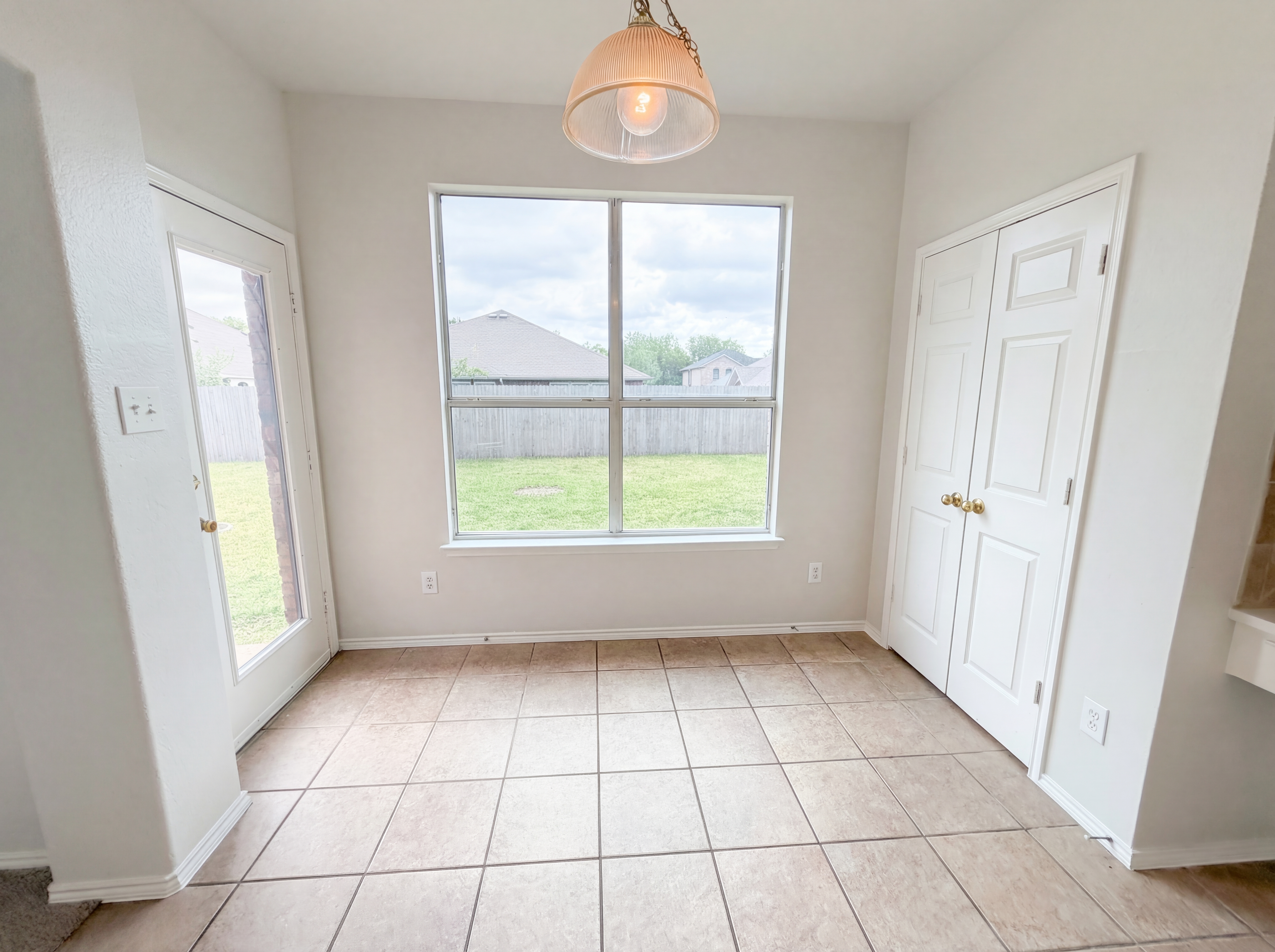 Photo 11 of 24 of 916 Matagorda Ln, Desoto, TX