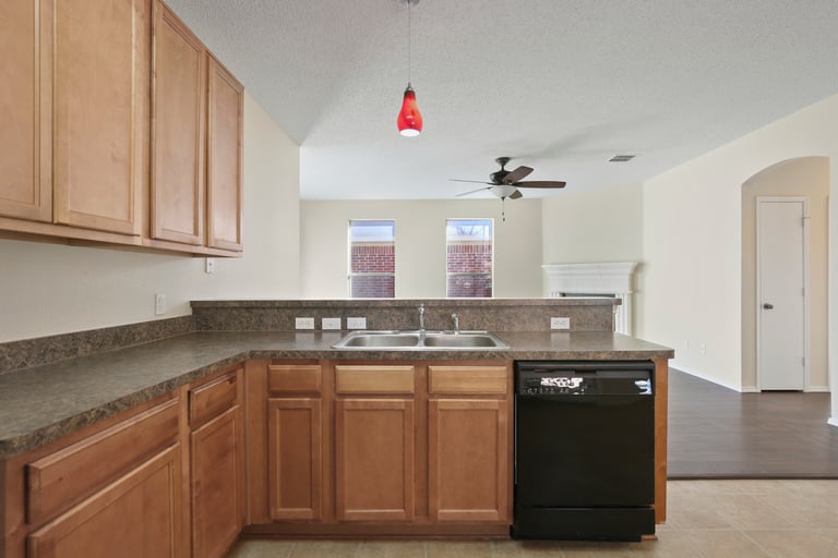 Photo 4 of 25 - 6337 Downeast Dr, Fort Worth, TX 76179