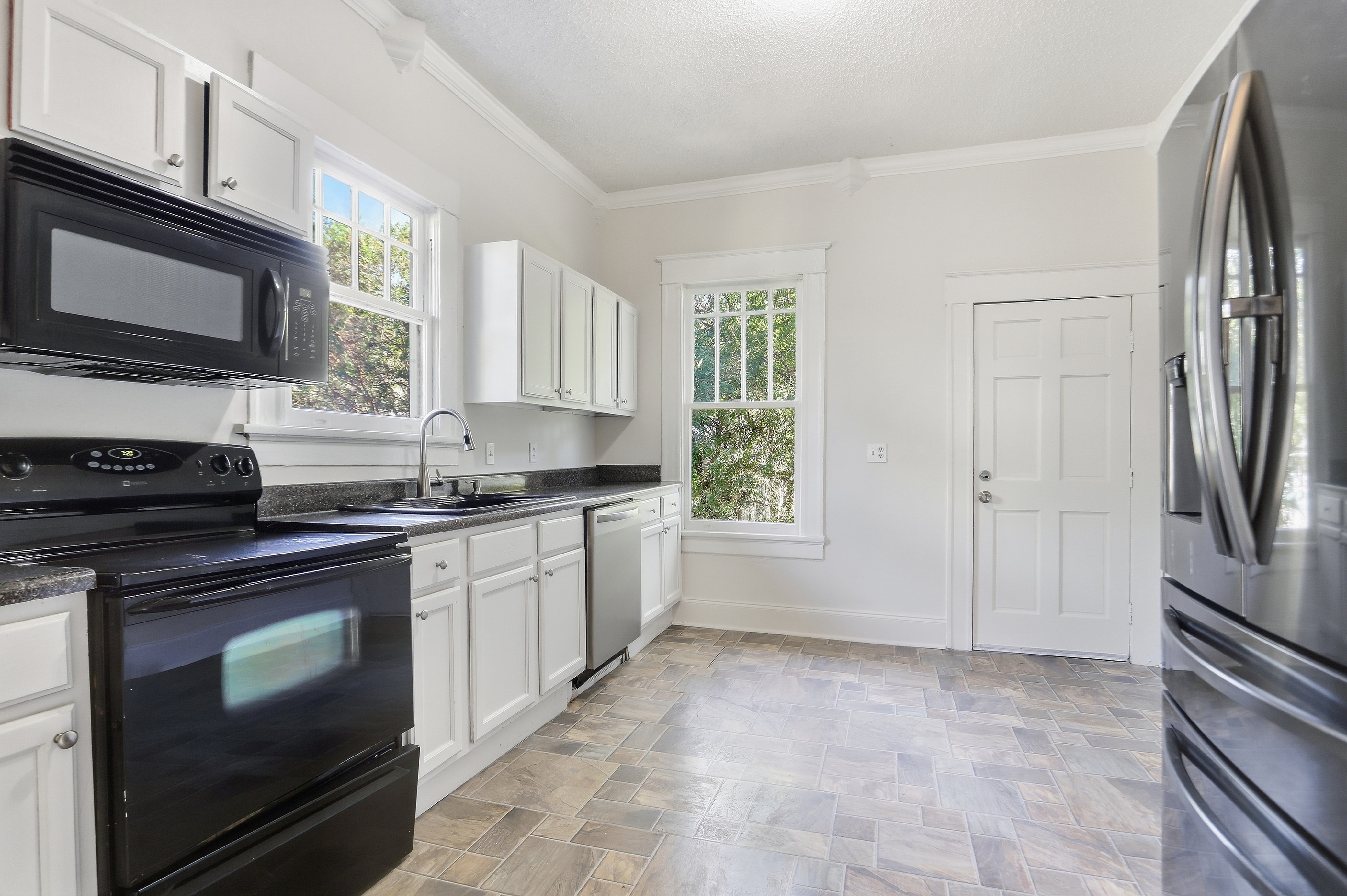 Photo 2 of 22 of 1470 Graham St SW, Atlanta, GA