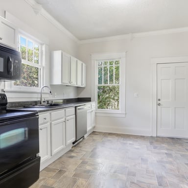 Property photo 2 of 1470 Graham St SW